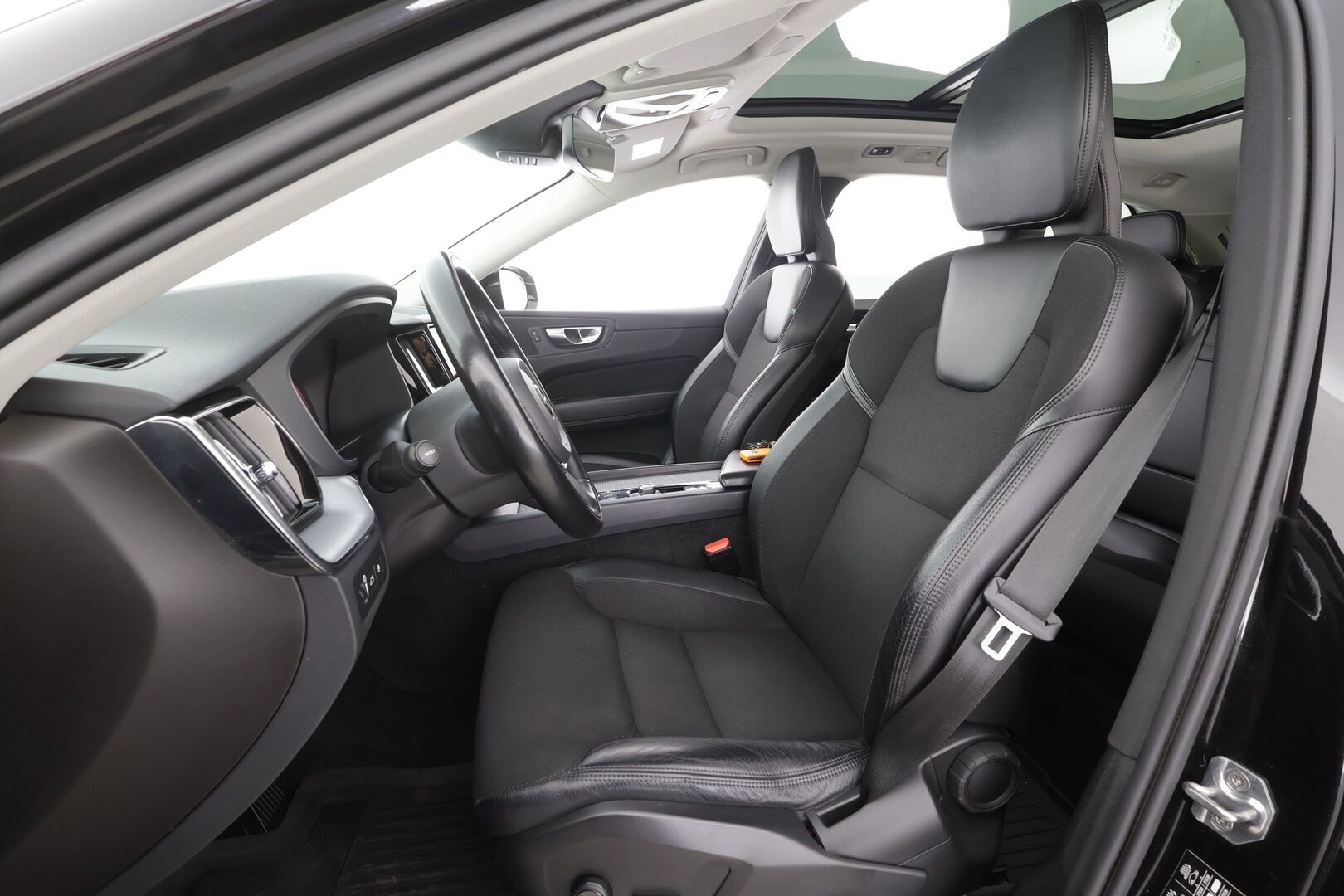 Volvo XC60 2021 T6 TwE AWD Business Inscription Expression aut - | ACC | Panorama | Koukku | Webasto | Puolinahat | P.Kamera | LED | Navi | BLIS | Sähköluukku | Keyless | 1.Om Suomi-auto | Kahdet renkaat aluvanteilla | Merkkihuollettu |
