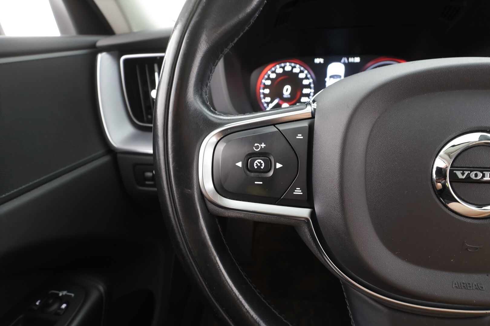 Volvo XC60 2021 T6 TwE AWD Business Inscription Expression aut - | ACC | Panorama | Koukku | Webasto | Puolinahat | P.Kamera | LED | Navi | BLIS | Sähköluukku | Keyless | 1.Om Suomi-auto | Kahdet renkaat aluvanteilla | Merkkihuollettu |