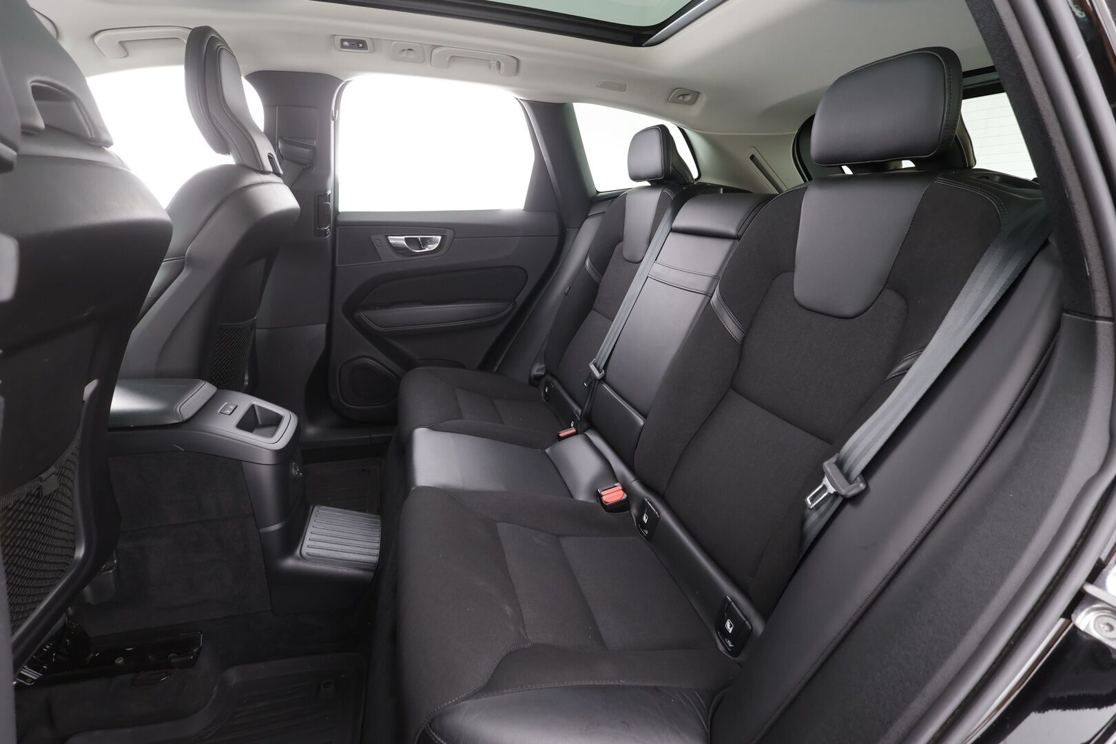 Volvo XC60 2021 T6 TwE AWD Business Inscription Expression aut - | ACC | Panorama | Koukku | Webasto | Puolinahat | P.Kamera | LED | Navi | BLIS | Sähköluukku | Keyless | 1.Om Suomi-auto | Kahdet renkaat aluvanteilla | Merkkihuollettu |