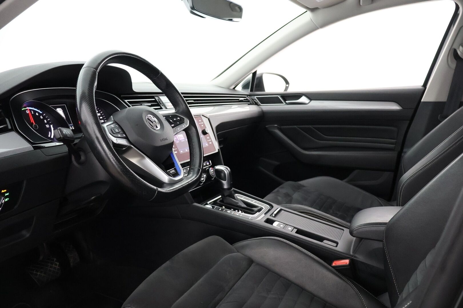 Volkswagen Passat 2020 Variant GTE Plug-In Hybrid 160 kW (218 hv) DSG-automaatti - ACC | Webasto | Koukku | P-kamera | Nahka-alcantara | LED | 