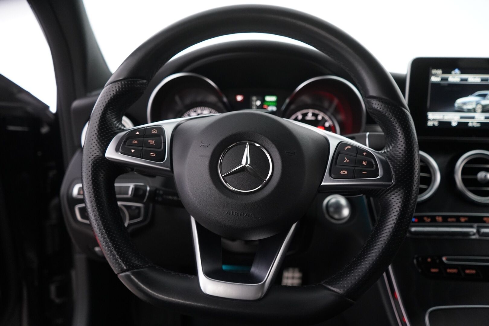 Mercedes-Benz C 2018 350 e T A Edition AMG  *Vakkari / AMG ulko ja sisäpaketti / Nahkasisusta / Musta katto / Ambient / Flatbottom / - Kahdet vanteet / Kahdet latauskaapelit / Huippusiisti