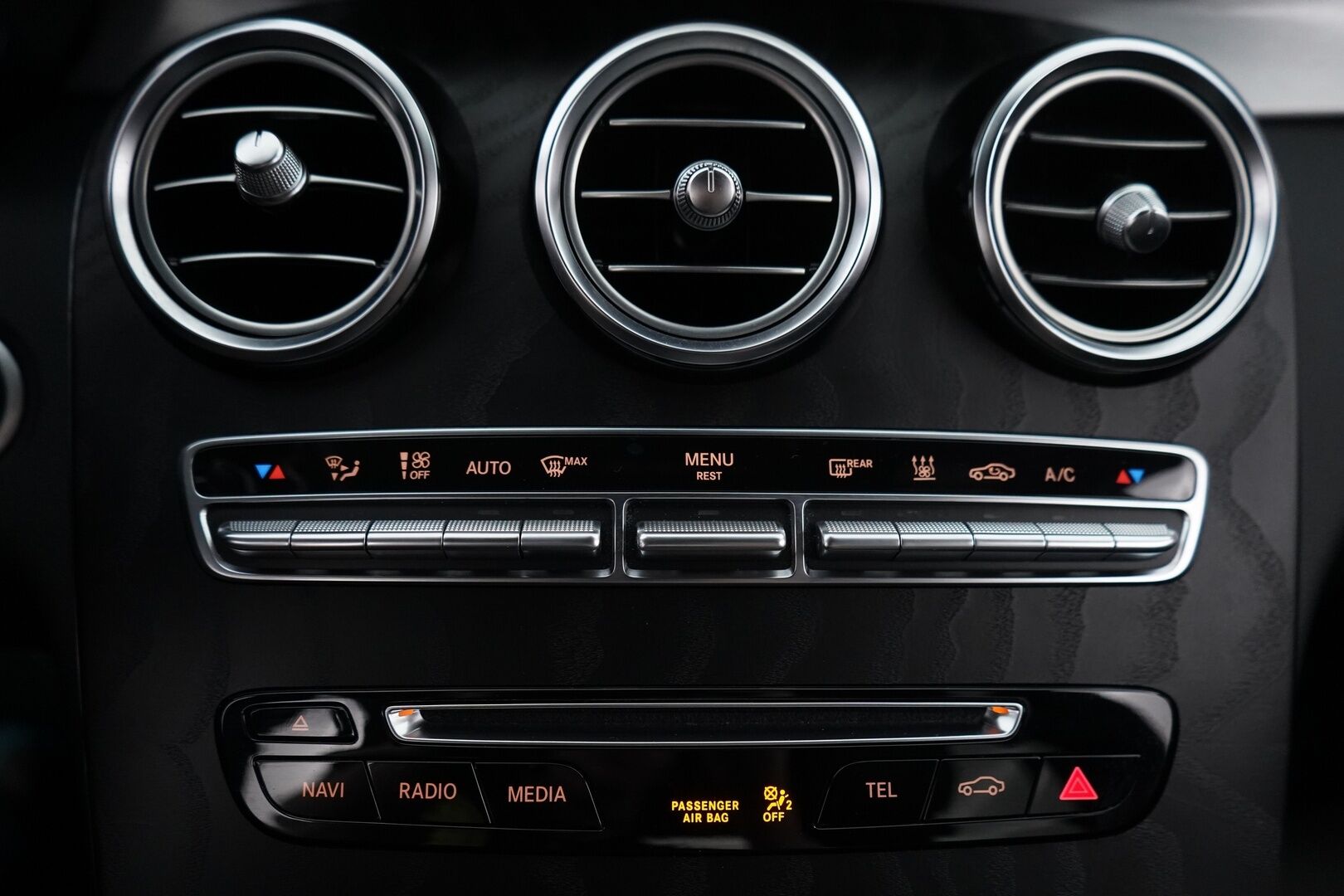 Mercedes-Benz C 2018 350 e T A Edition AMG  *Vakkari / AMG ulko ja sisäpaketti / Nahkasisusta / Musta katto / Ambient / Flatbottom / - Kahdet vanteet / Kahdet latauskaapelit / Huippusiisti