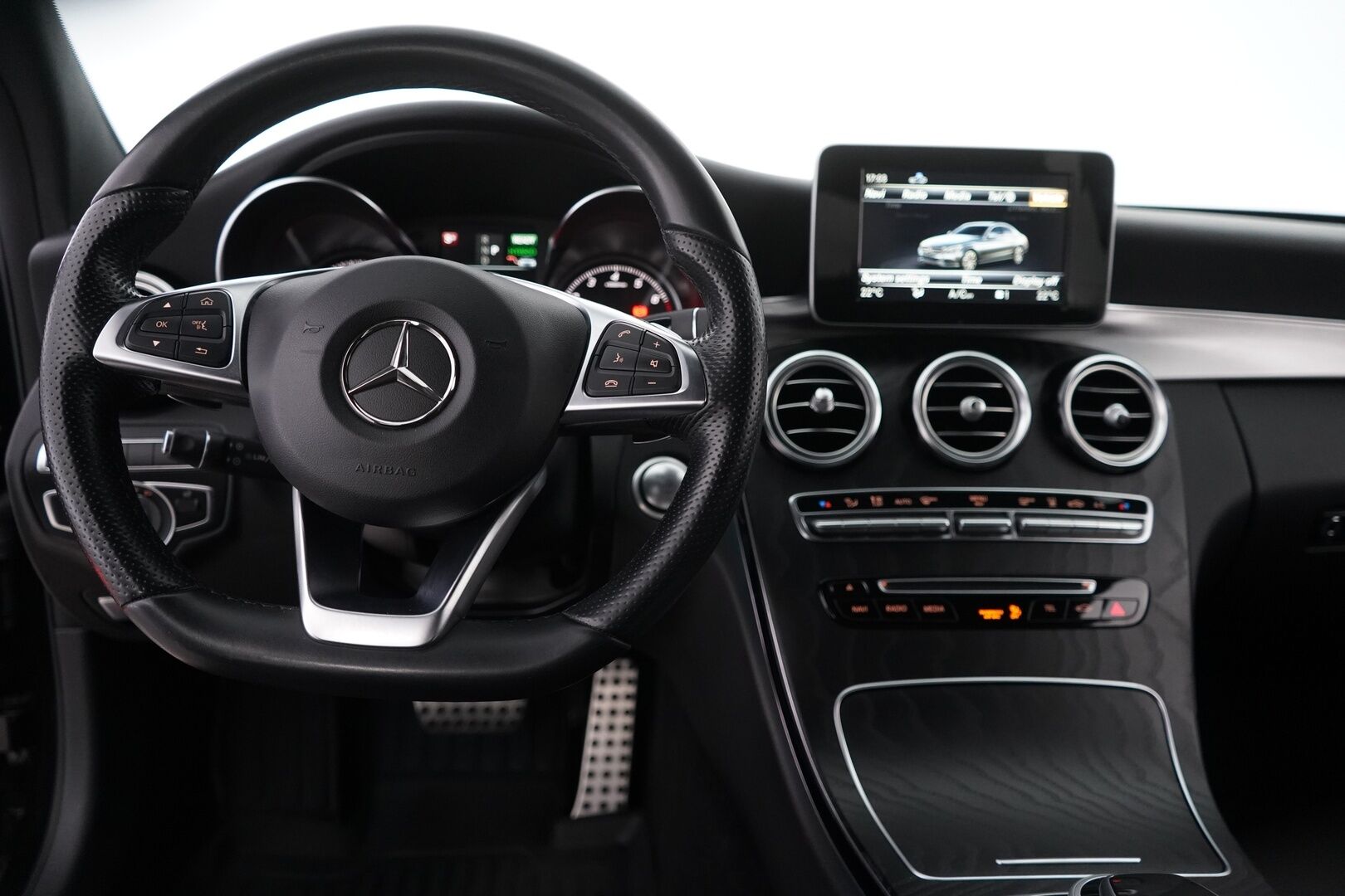 Mercedes-Benz C 2018 350 e T A Edition AMG  *Vakkari / AMG ulko ja sisäpaketti / Nahkasisusta / Musta katto / Ambient / Flatbottom / - Kahdet vanteet / Kahdet latauskaapelit / Huippusiisti