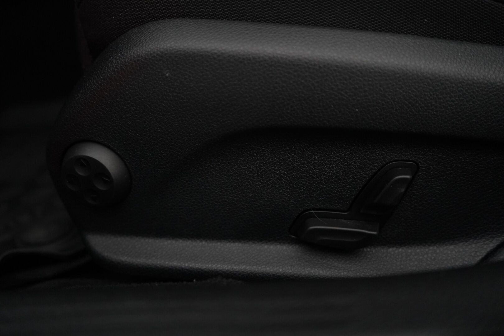 Mercedes-Benz C 2018 350 e T A Edition AMG  *Vakkari / AMG ulko ja sisäpaketti / Nahkasisusta / Musta katto / Ambient / Flatbottom / - Kahdet vanteet / Kahdet latauskaapelit / Huippusiisti