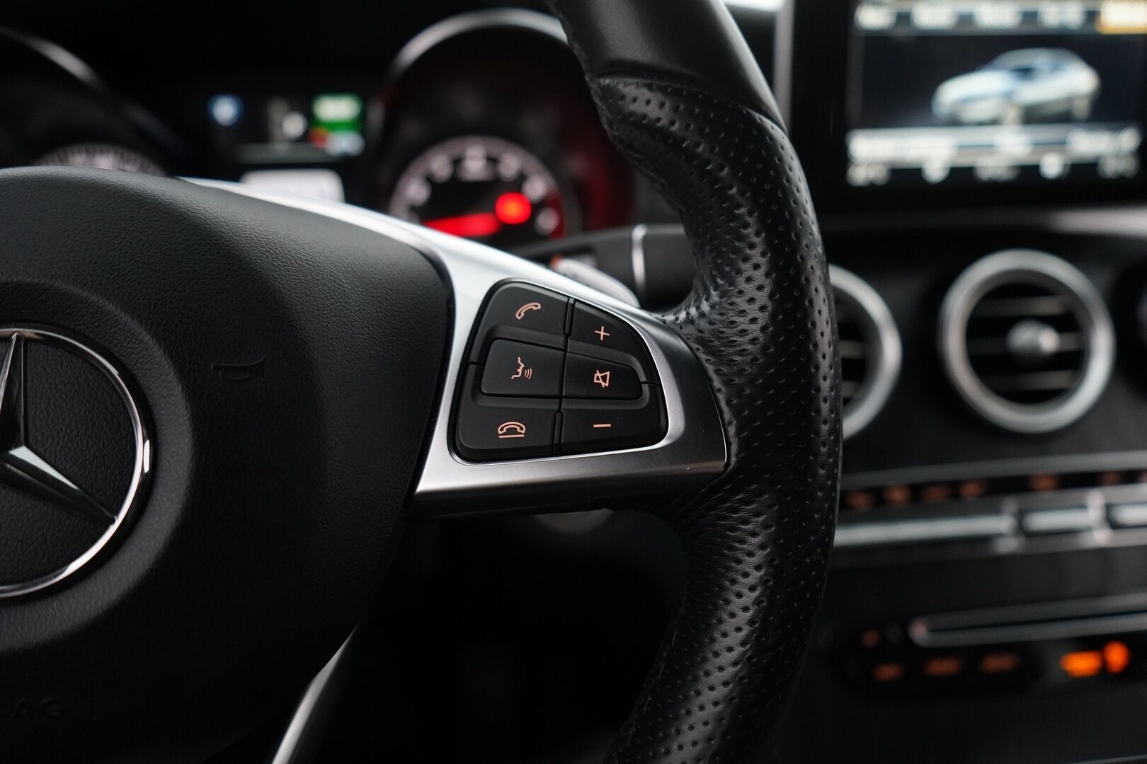 Mercedes-Benz C 2018 350 e T A Edition AMG  *Vakkari / AMG ulko ja sisäpaketti / Nahkasisusta / Musta katto / Ambient / Flatbottom / - Kahdet vanteet / Kahdet latauskaapelit / Huippusiisti