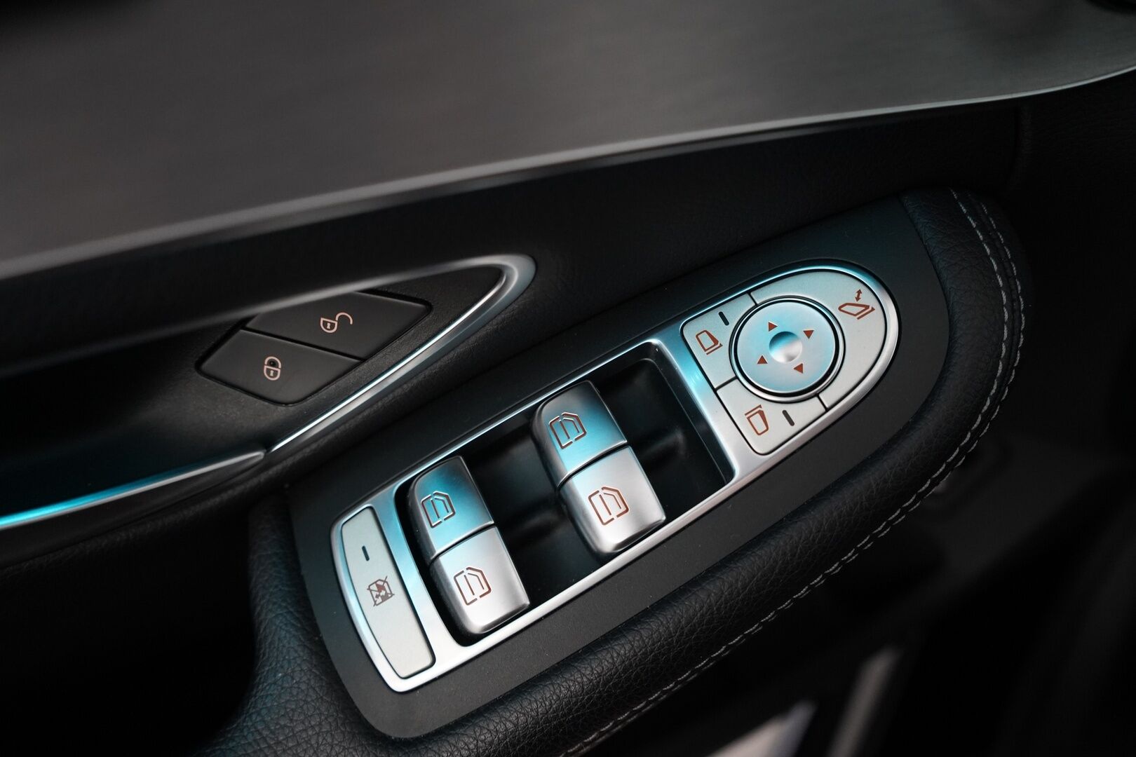 Mercedes-Benz C 2018 350 e T A Edition AMG  *Vakkari / AMG ulko ja sisäpaketti / Nahkasisusta / Musta katto / Ambient / Flatbottom / - Kahdet vanteet / Kahdet latauskaapelit / Huippusiisti