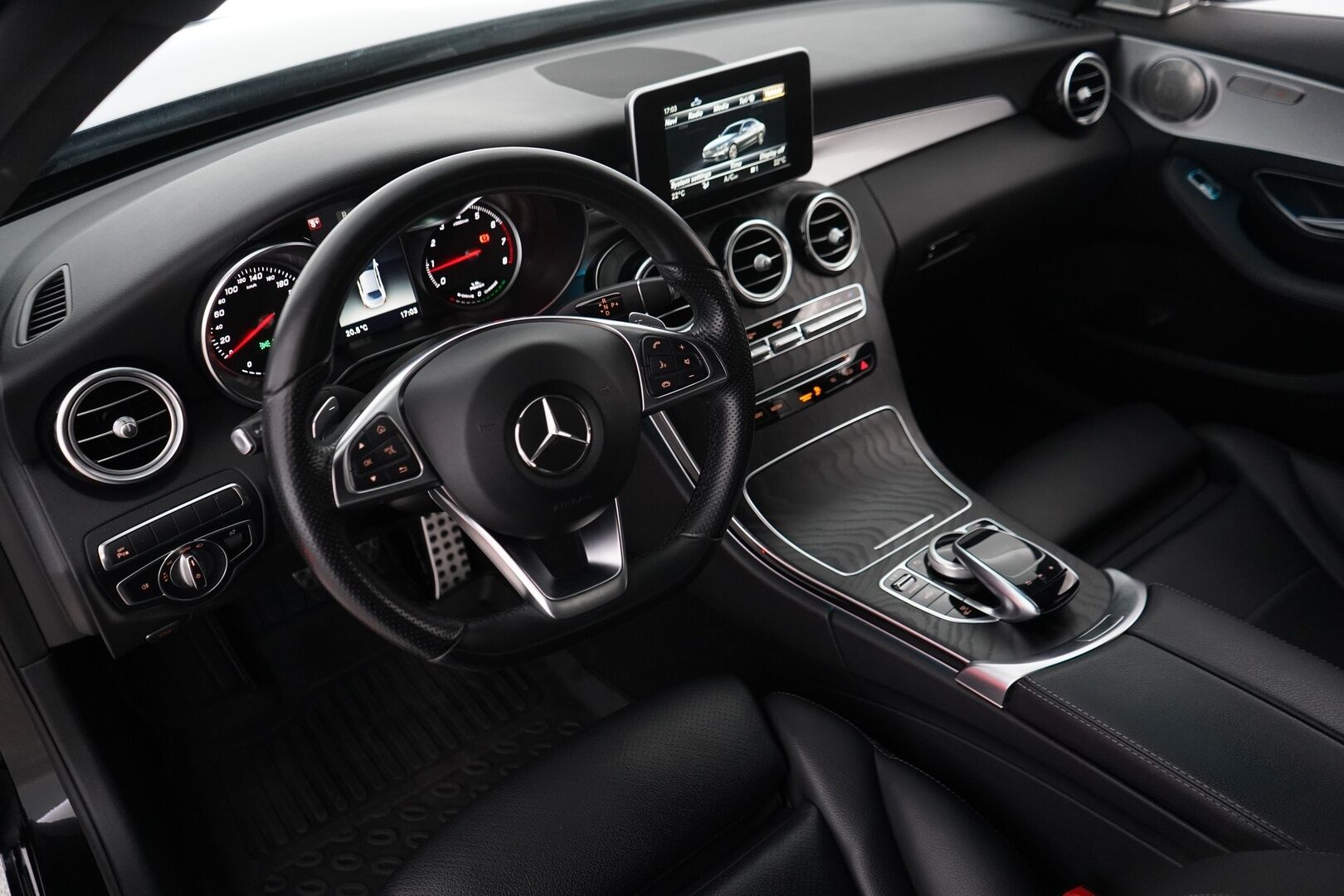 Mercedes-Benz C 2018 350 e T A Edition AMG  *Vakkari / AMG ulko ja sisäpaketti / Nahkasisusta / Musta katto / Ambient / Flatbottom / - Kahdet vanteet / Kahdet latauskaapelit / Huippusiisti