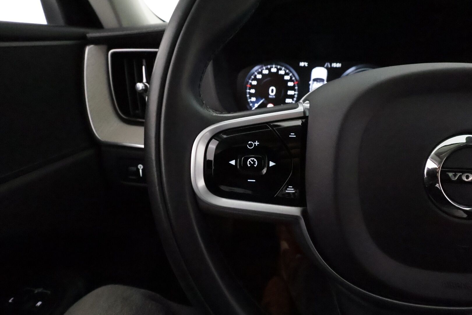 Volvo XC60 2021 T6 TwE AWD Inscription aut **Adapt.vakkari / Panorama / Muistipenkki / BLIS / Webasto / Nahat / Full LED** - 3,99 % KORKOTARJOUS TÄHÄN AUTOON 31.8. ASTI! - 1.Om Suomi-auto / Merkkihuollettu / Kahdet renkaat aluvanteilla / Navi / KeylessGo