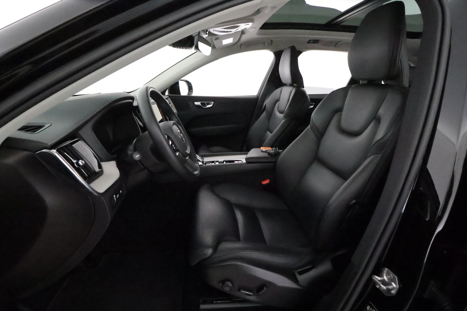 Volvo XC60 2021 T6 TwE AWD Inscription aut **Adapt.vakkari / Panorama / Muistipenkki / BLIS / Webasto / Nahat / Full LED** - 3,99 % KORKOTARJOUS TÄHÄN AUTOON 31.8. ASTI! - 1.Om Suomi-auto / Merkkihuollettu / Kahdet renkaat aluvanteilla / Navi / KeylessGo