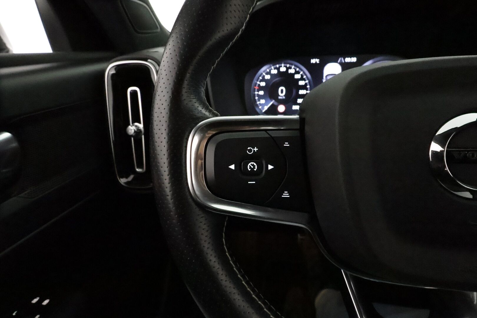 Volvo XC40 2021 T5 TwE R-Design aut *ACC / P.kamera / Full LED / Webasto / Sporttipenkit / BLIS / Digimittaristo / Navi* - 3,99 % KORKOTARJOUS TÄHÄN AUTOON 28.9. ASTI! - Suomi-auto / Kahdet renkaat aluvanteilla