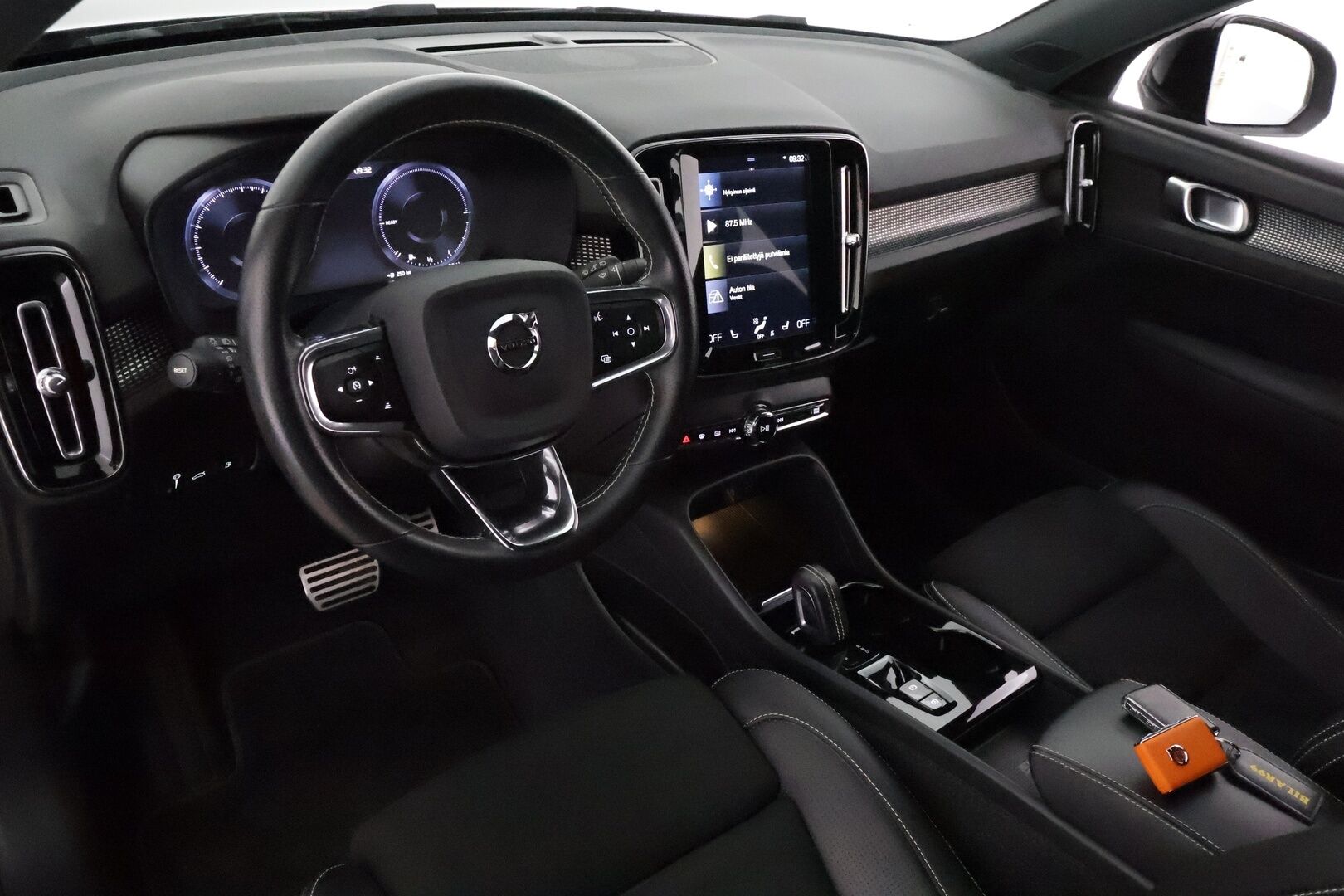 Volvo XC40 2021 T5 TwE R-Design aut *ACC / P.kamera / Full LED / Webasto / Sporttipenkit / BLIS / Digimittaristo / Navi* - 3,99 % KORKOTARJOUS TÄHÄN AUTOON 28.9. ASTI! - Suomi-auto / Kahdet renkaat aluvanteilla