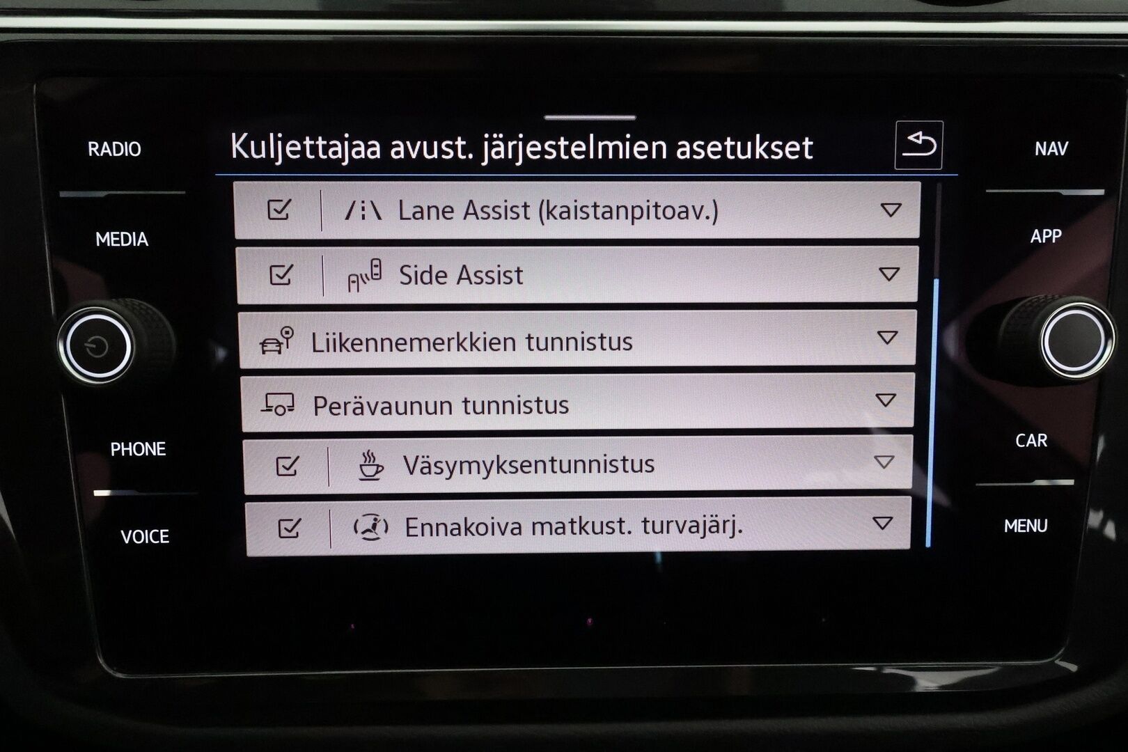 Volkswagen Tiguan 2021 Style 2,0 TDI SCR 4MOTION DSG. ** Webasto / Koukku / Adapt.Vakkari / P.kamera / Matrix-LED / Hierovat Sporttipenkit ** - 3,99 % KORKOTARJOUS TÄHÄN AUTOON - 1.Om Suomi-auto / 2x Renkaat