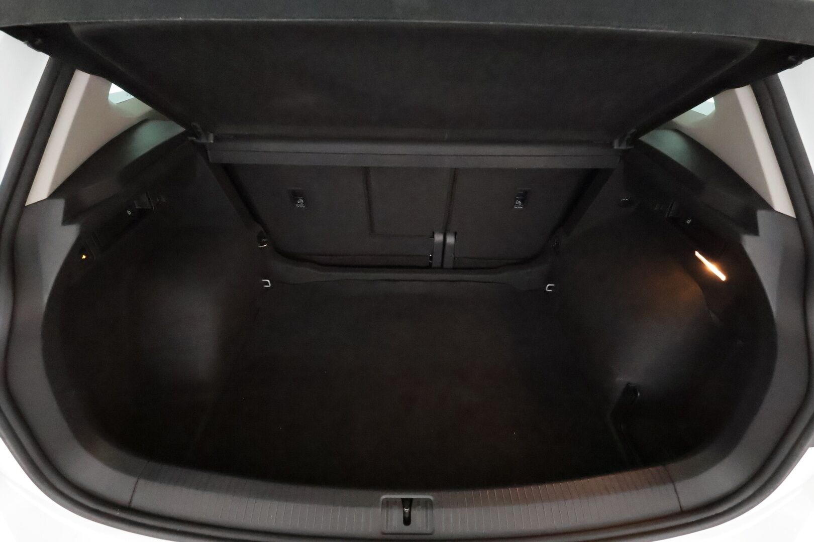 Volkswagen Tiguan 2021 Style 2,0 TDI SCR 4MOTION DSG. ** Webasto / Koukku / Adapt.Vakkari / P.kamera / Matrix-LED / Hierovat Sporttipenkit ** - 3,99 % KORKOTARJOUS TÄHÄN AUTOON - 1.Om Suomi-auto / 2x Renkaat