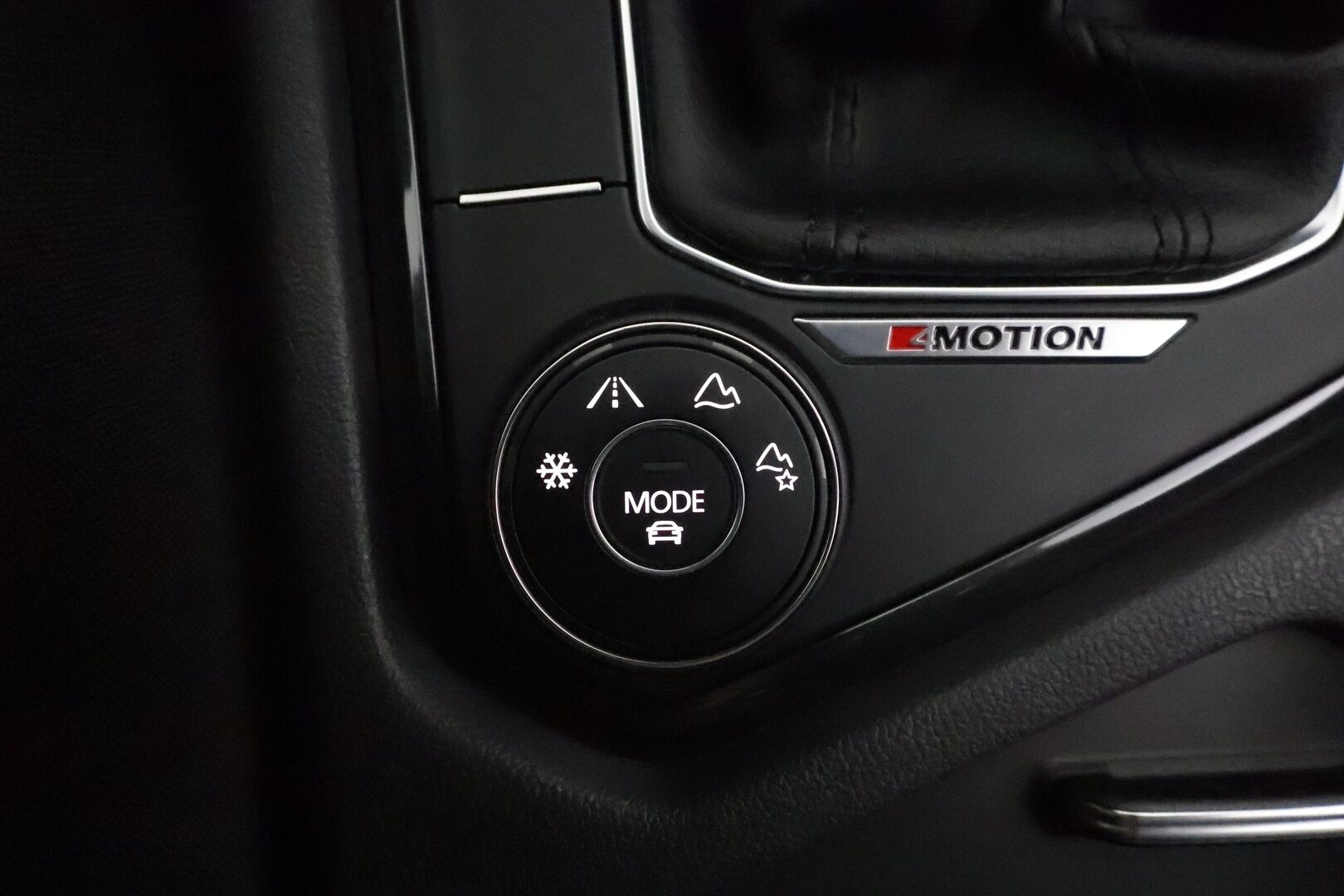 Volkswagen Tiguan 2021 Style 2,0 TDI SCR 4MOTION DSG. ** Webasto / Koukku / Adapt.Vakkari / P.kamera / Matrix-LED / Hierovat Sporttipenkit ** - 3,99 % KORKOTARJOUS TÄHÄN AUTOON - 1.Om Suomi-auto / 2x Renkaat