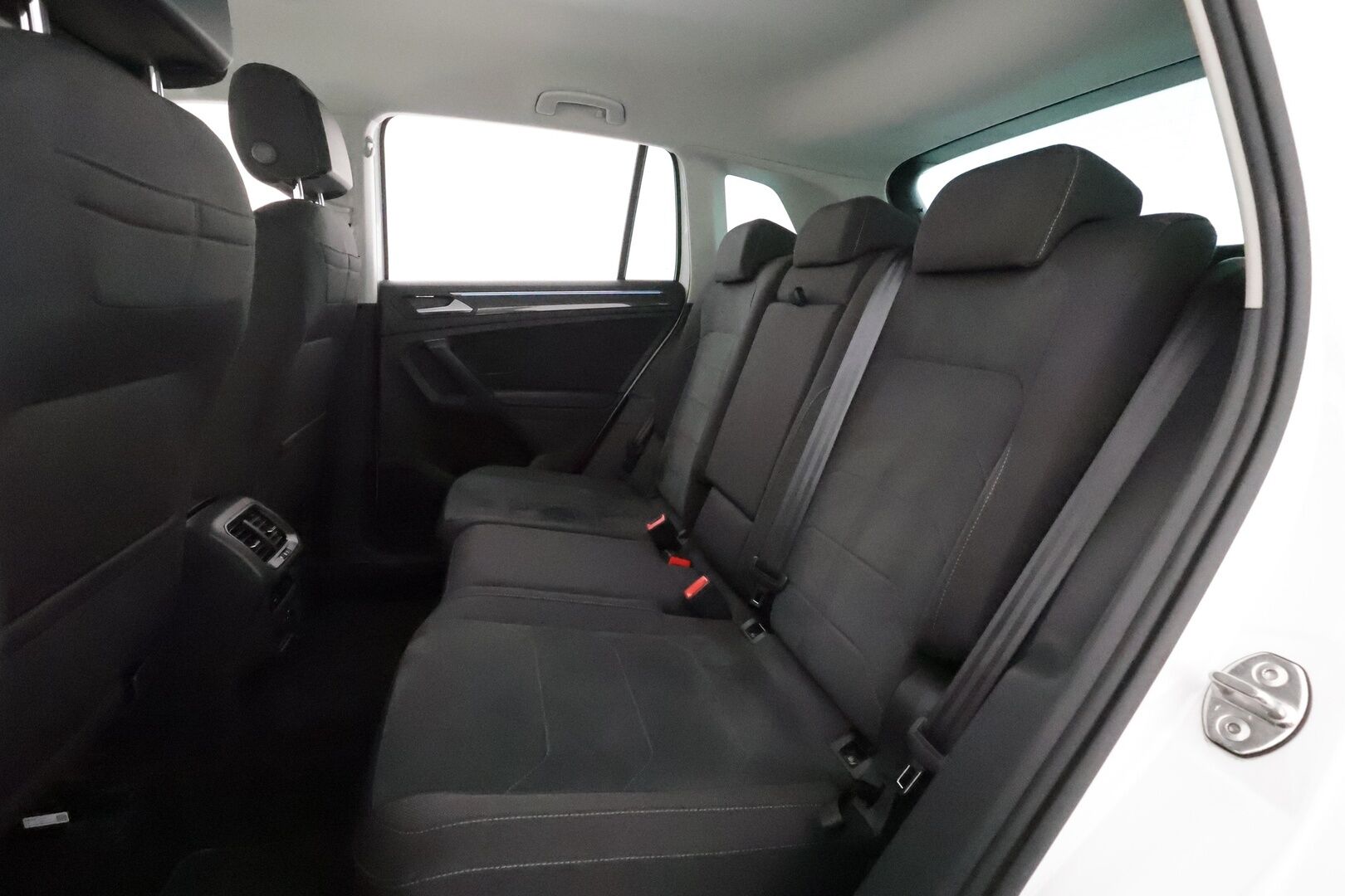 Volkswagen Tiguan 2021 Style 2,0 TDI SCR 4MOTION DSG. ** Webasto / Koukku / Adapt.Vakkari / P.kamera / Matrix-LED / Hierovat Sporttipenkit ** - 3,99 % KORKOTARJOUS TÄHÄN AUTOON - 1.Om Suomi-auto / 2x Renkaat
