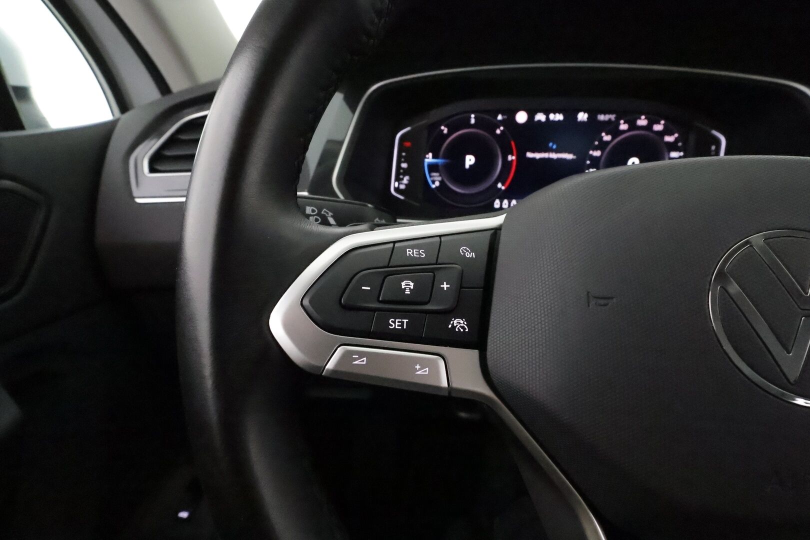 Volkswagen Tiguan 2021 Style 2,0 TDI SCR 4MOTION DSG. ** Webasto / Koukku / Adapt.Vakkari / P.kamera / Matrix-LED / Hierovat Sporttipenkit ** - 3,99 % KORKOTARJOUS TÄHÄN AUTOON - 1.Om Suomi-auto / 2x Renkaat