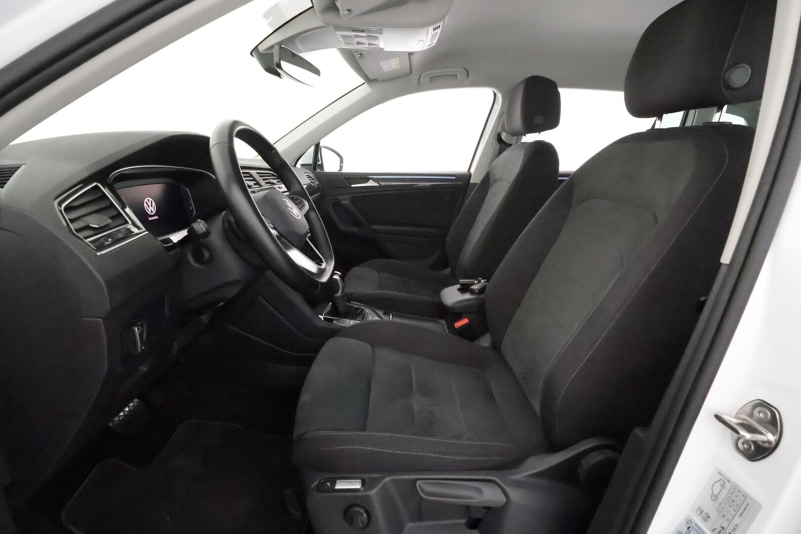 Volkswagen Tiguan 2021 Style 2,0 TDI SCR 4MOTION DSG. ** Webasto / Koukku / Adapt.Vakkari / P.kamera / Matrix-LED / Hierovat Sporttipenkit ** - 3,99 % KORKOTARJOUS TÄHÄN AUTOON - 1.Om Suomi-auto / 2x Renkaat