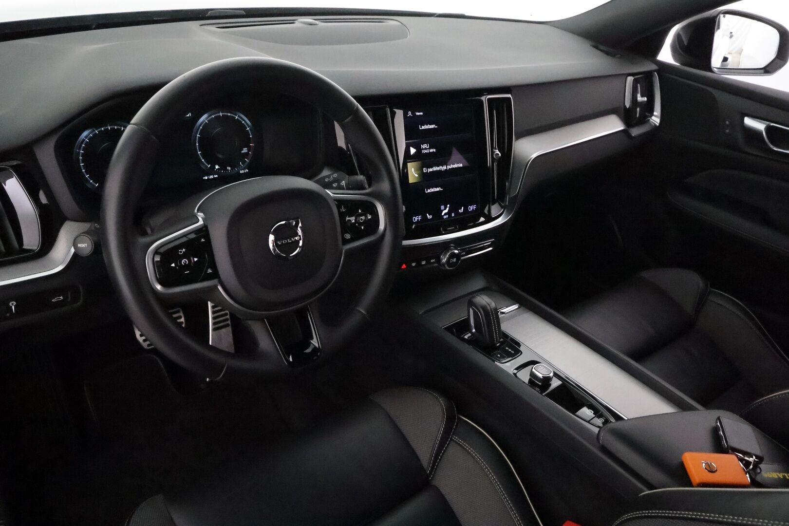 Volvo V60 2022 B3 MHEV Business R-Design aut **Webasto / Koukku / ACC / Full-LED / P.kamera / Sporttipenkki Muistilla / Navi** - 1-om Suomi-auto / Kahdet Renkaat / Merkkihuollettu!