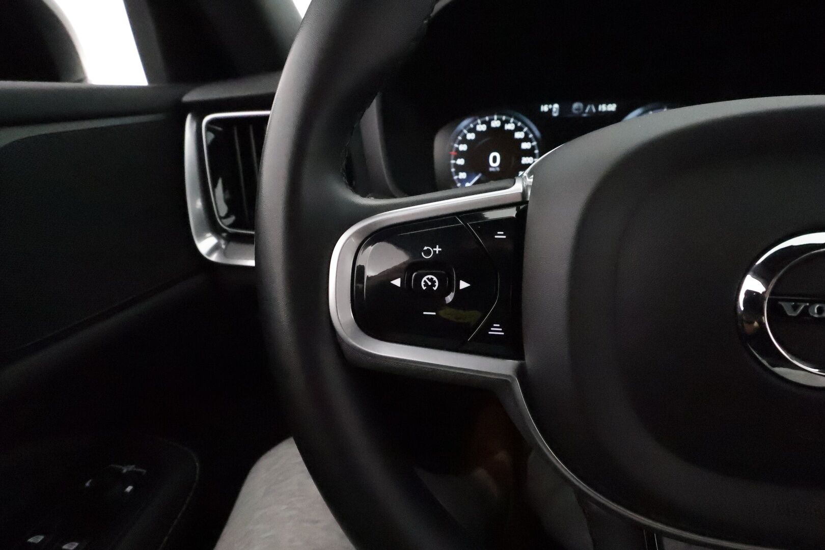 Volvo V60 2022 B3 MHEV Business R-Design aut **Webasto / Koukku / ACC / Full-LED / P.kamera / Sporttipenkki Muistilla / Navi** - 1-om Suomi-auto / Kahdet Renkaat / Merkkihuollettu!