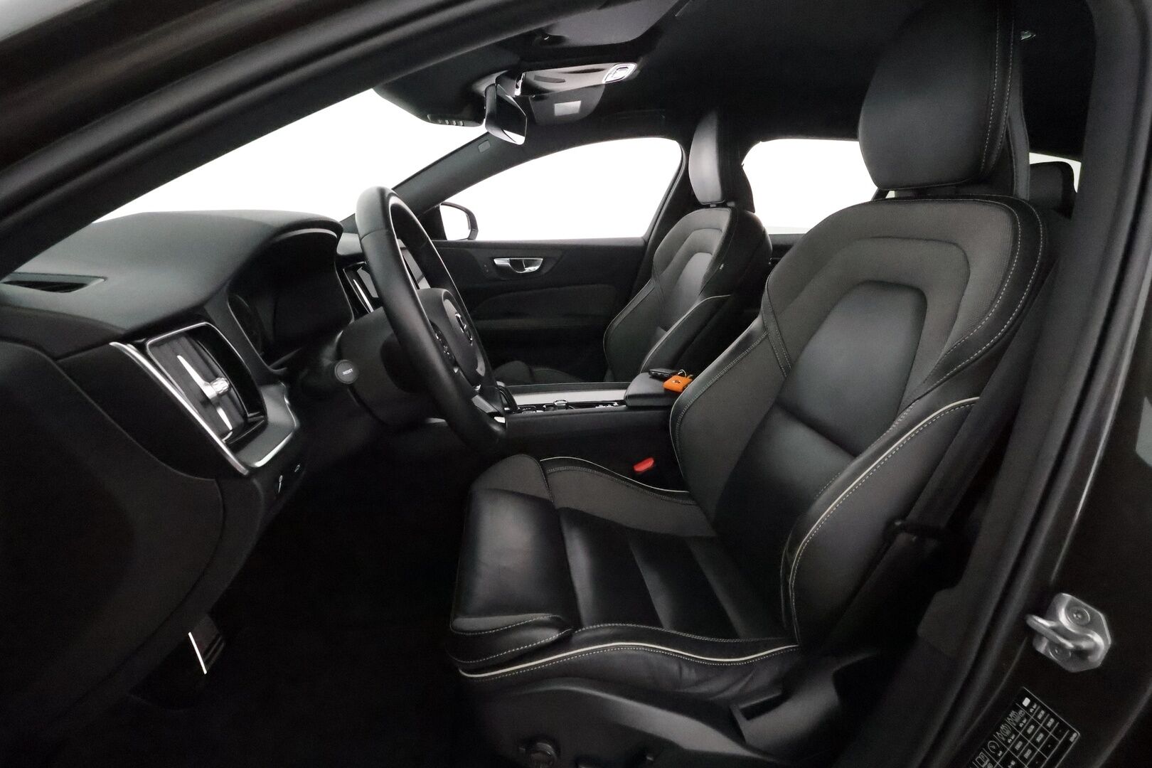 Volvo V60 2022 B3 MHEV Business R-Design aut **Webasto / Koukku / ACC / Full-LED / P.kamera / Sporttipenkki Muistilla / Navi** - 1-om Suomi-auto / Kahdet Renkaat / Merkkihuollettu!