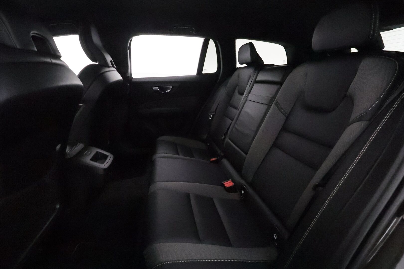Volvo V60 2022 B3 MHEV Business R-Design aut **Webasto / Koukku / ACC / Full-LED / P.kamera / Sporttipenkki Muistilla / Navi** - 1-om Suomi-auto / Kahdet Renkaat / Merkkihuollettu!