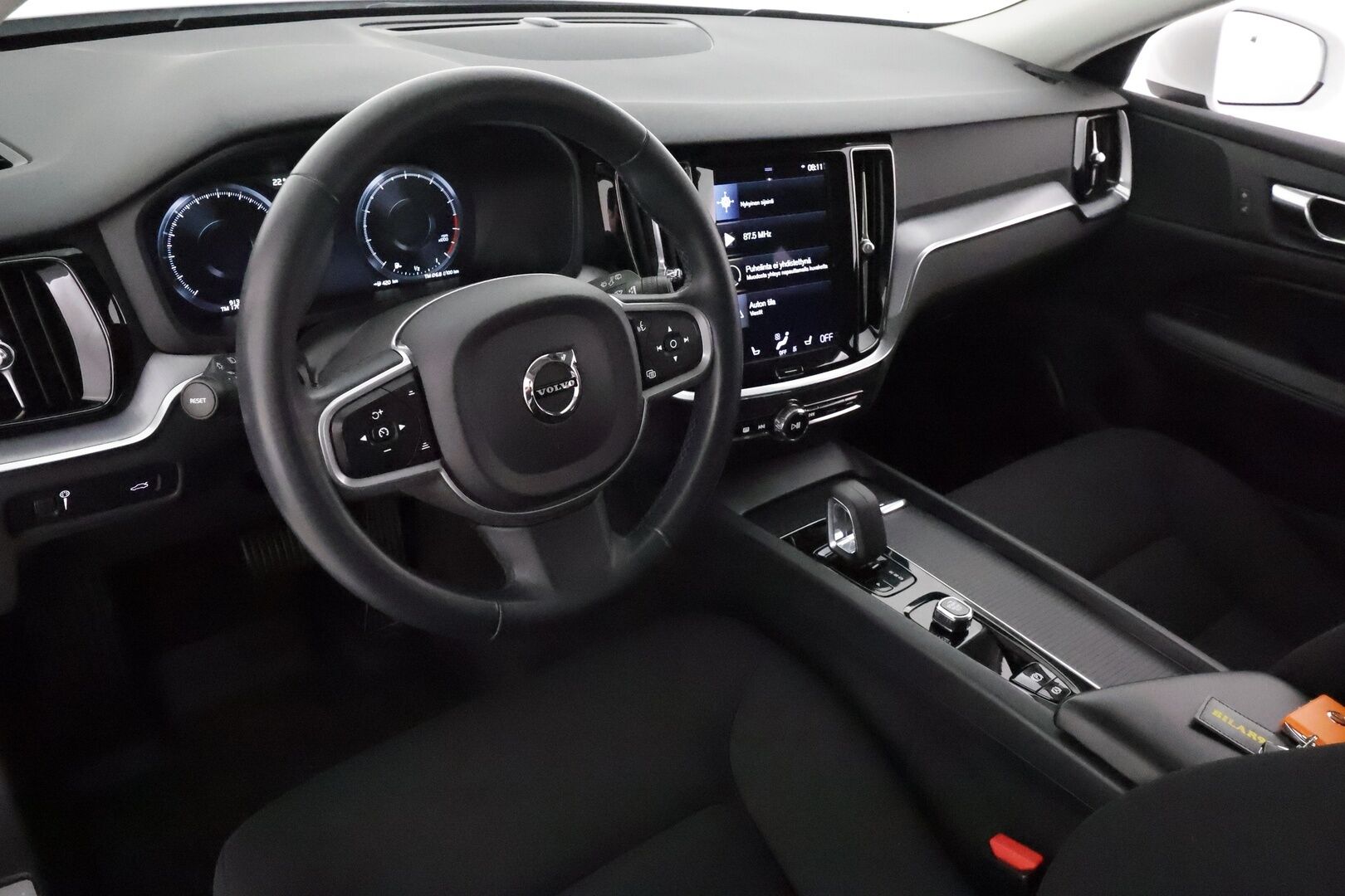 Volvo V60 2022 B3 MHEV Business aut **Webasto / Adapt.Vakkari / LED-valot / P.kamera / Navi / Kaistavahti / KeylessGO** - 1-om Suomi-auto / Kahdet Renkaat / Merkkihuollettu!