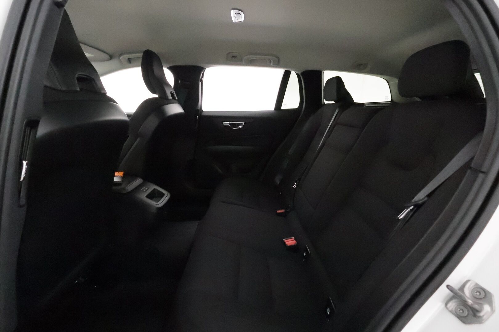 Volvo V60 2022 B3 MHEV Business aut **Webasto / Adapt.Vakkari / LED-valot / P.kamera / Navi / Kaistavahti / KeylessGO** - 1-om Suomi-auto / Kahdet Renkaat / Merkkihuollettu!
