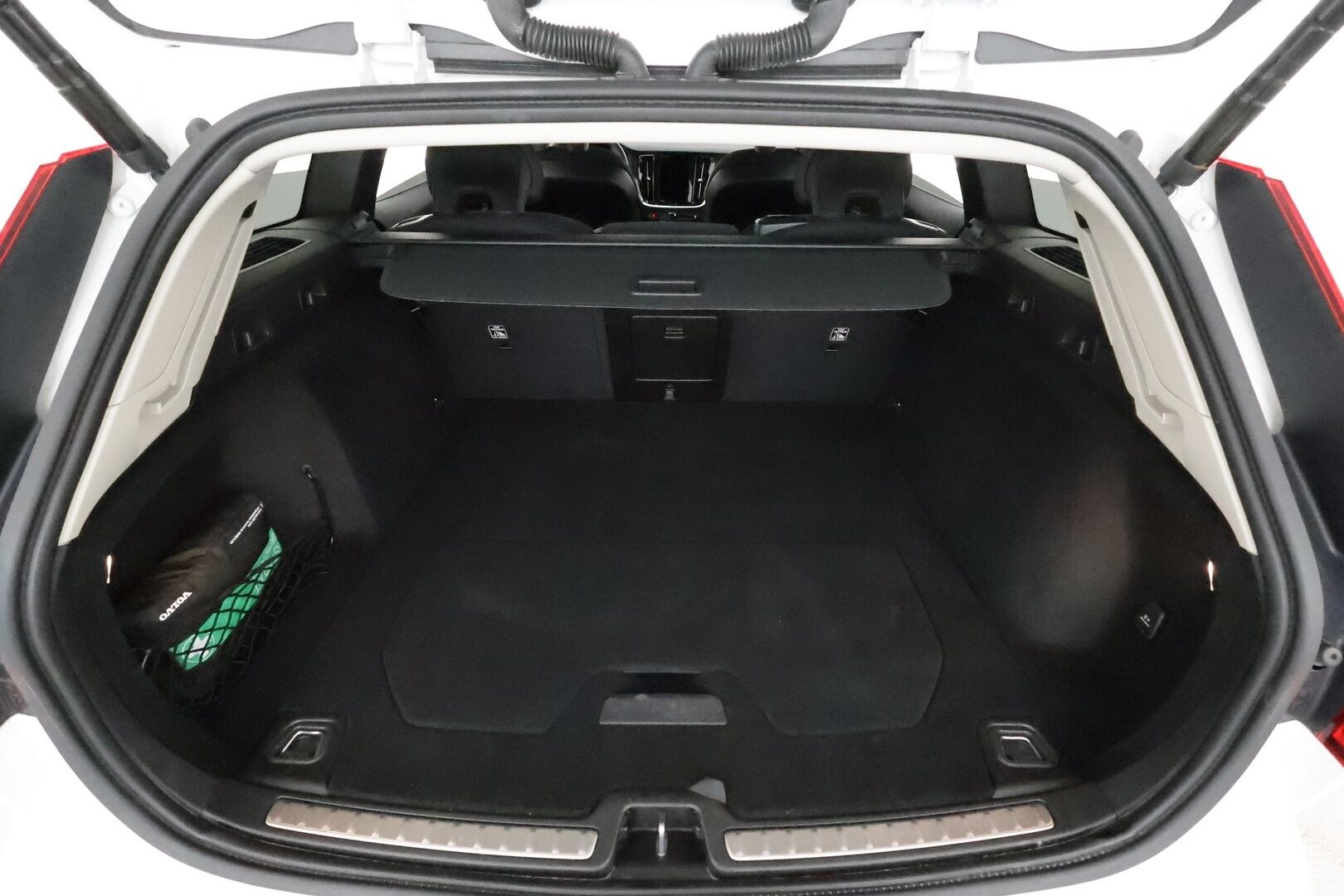 Volvo V60 2022 B3 MHEV Business aut **Webasto / Adapt.Vakkari / LED-valot / P.kamera / Navi / Kaistavahti / KeylessGO** - 1-om Suomi-auto / Kahdet Renkaat / Merkkihuollettu!