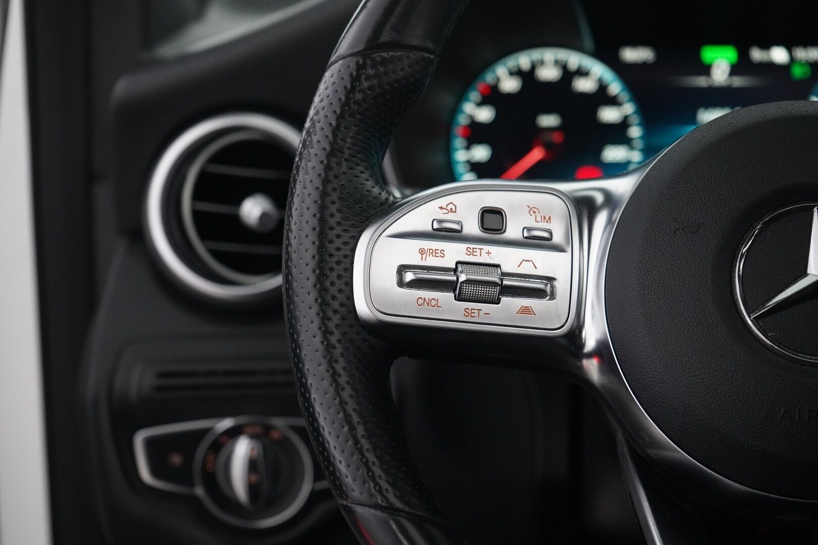 Mercedes-Benz GLC 2021 300 de 4MATIC A Business AMG Coupe EQ Power - DTR+ | 360° Kamera | HUD | Multibeam | MBUX Navigation Plus | Vetokoukku | Keyless | Ambient | AMG sisä- ja ulkopaketti | Kahdet Mersun vanteet | Puhdas Carvetical | Akku kuntotarkastettu
