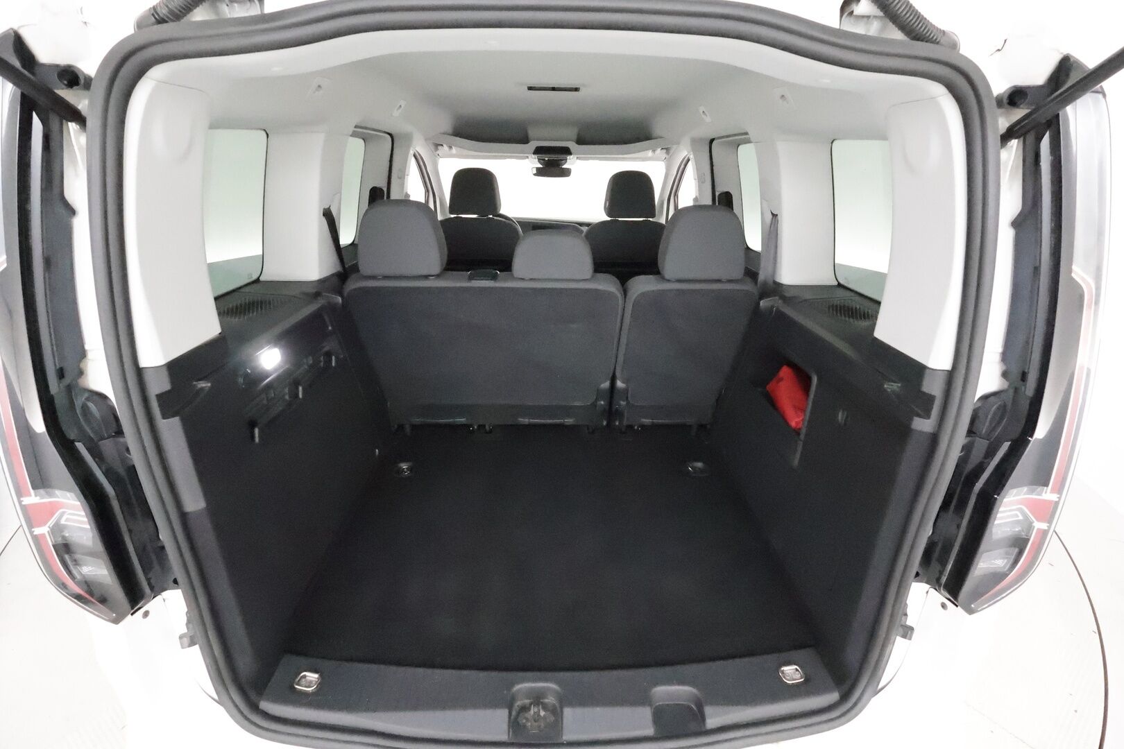 Volkswagen Caddy 2021 Life Business 2,0 TDI 90kW DSG **Adapt.vakkari / P.tutkat / Webasto / Navi / Apple&Android / LED** - 1.Om Suomi-auto / Merkkihuollettu / Kahdet renkaat aluvanteilla 