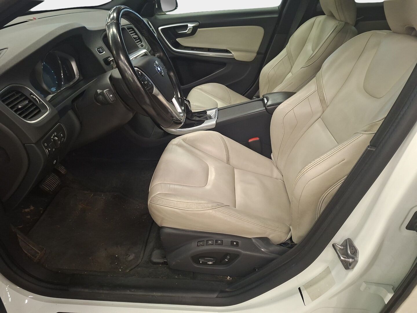Volvo V60 2016 V60 Twin Engine D5 AWD Summum - | Loppukuun tarjous 8600€!  Adapt.vakkari | Webasto | BLIS | Digimittaristo | Lasikattoluukku | Irroitettava vetokoukku | Helmiäisväri |