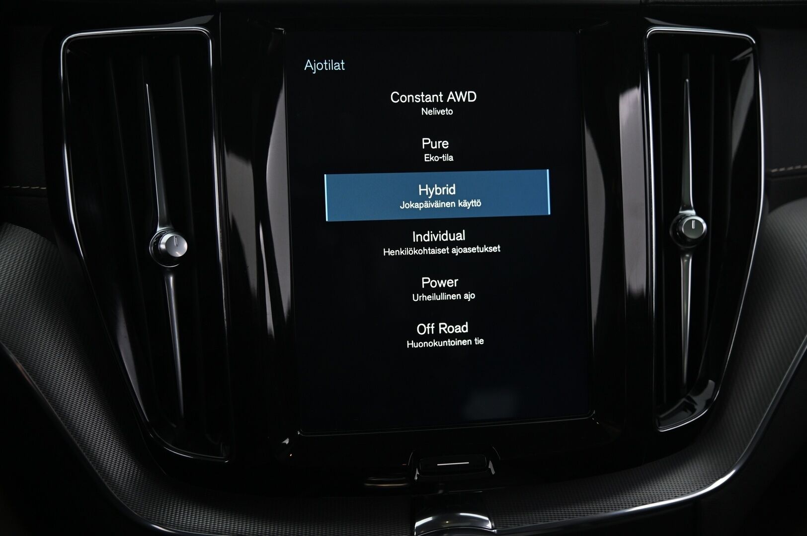 Volvo XC60 2019 T8 AWD R-Design aut *H&K / Panorama / HUD / Muistisähköpenkit / 360 kamera / Koukku / Pa-lämmitin* - Pilot assist / ACC / Bliss / Juuri huollettu / Kessy / 2x renkaat ja vanteet
