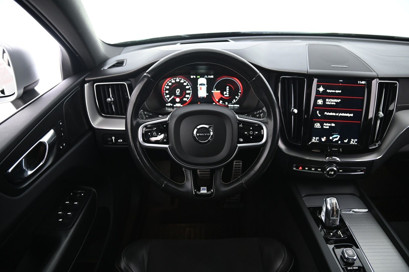 Volvo XC60 2019 T8 AWD R-Design aut *H&K / Panorama / HUD / Muistisähköpenkit / 360 kamera / Koukku / Pa-lämmitin* - Pilot assist / ACC / Bliss / Juuri huollettu / Kessy / 2x renkaat ja vanteet