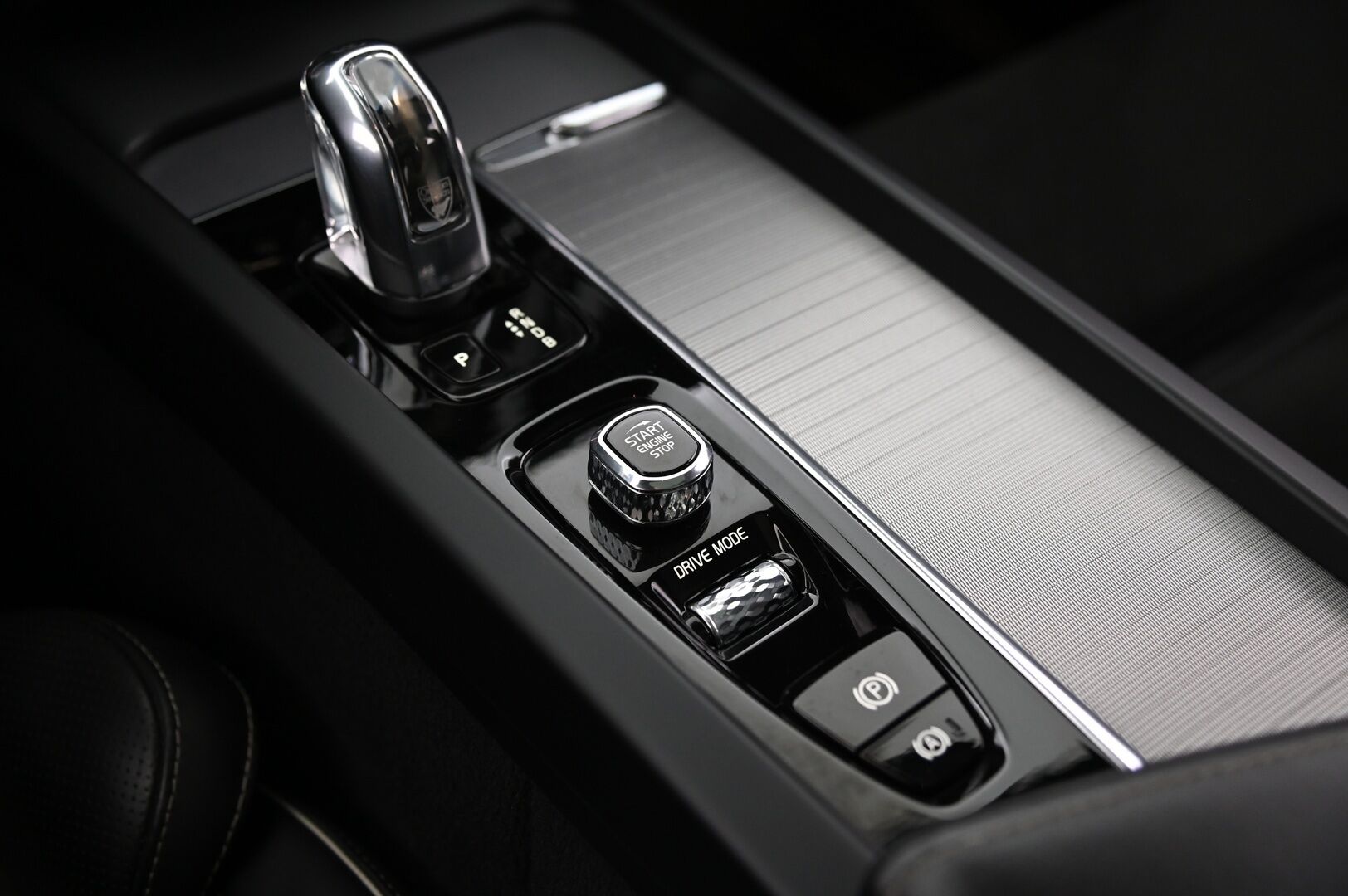 Volvo XC60 2019 T8 AWD R-Design aut *H&K / Panorama / HUD / Muistisähköpenkit / 360 kamera / Koukku / Pa-lämmitin* - Pilot assist / ACC / Bliss / Juuri huollettu / Kessy / 2x renkaat ja vanteet