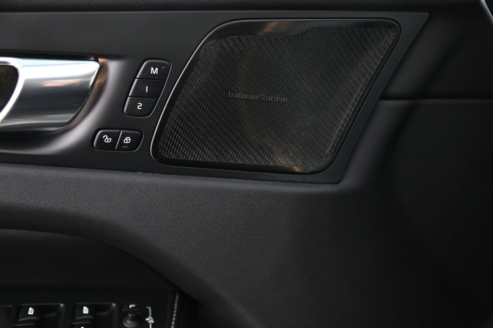 Volvo XC60 2019 T8 AWD R-Design aut *H&K / Panorama / HUD / Muistisähköpenkit / 360 kamera / Koukku / Pa-lämmitin* - Pilot assist / ACC / Bliss / Juuri huollettu / Kessy / 2x renkaat ja vanteet