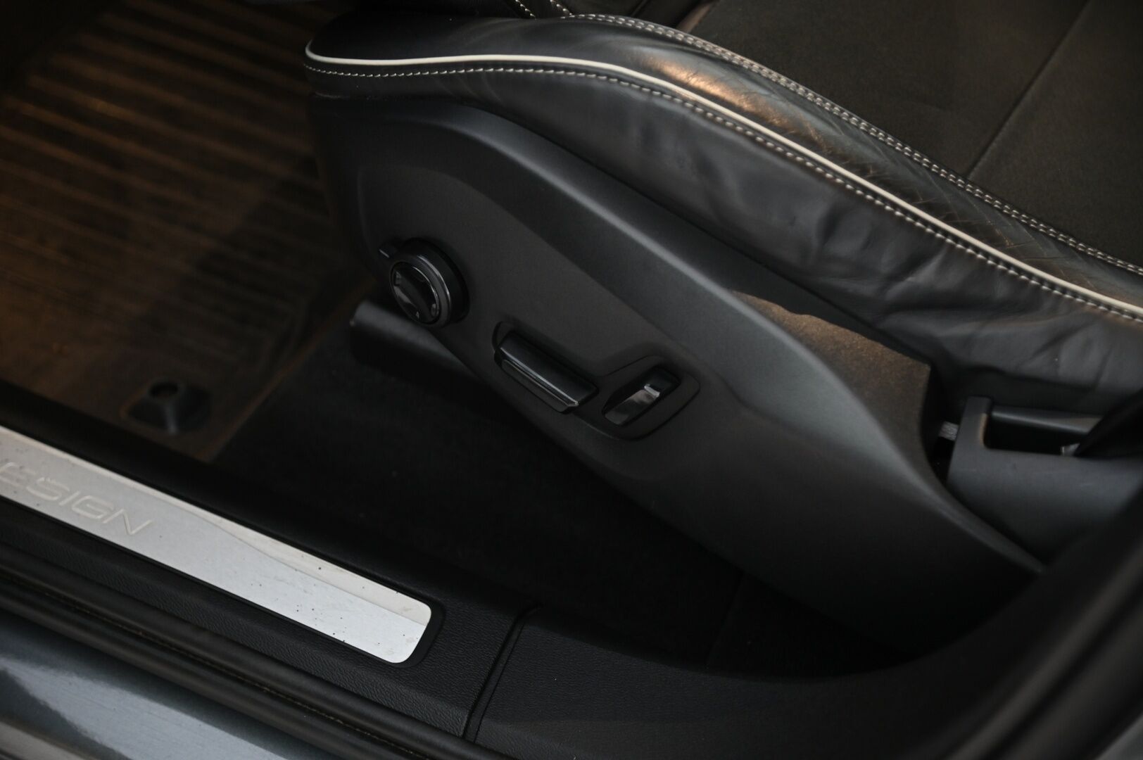 Volvo XC60 2019 T8 AWD R-Design aut *H&K / Panorama / HUD / Muistisähköpenkit / 360 kamera / Koukku / Pa-lämmitin* - Pilot assist / ACC / Bliss / Juuri huollettu / Kessy / 2x renkaat ja vanteet