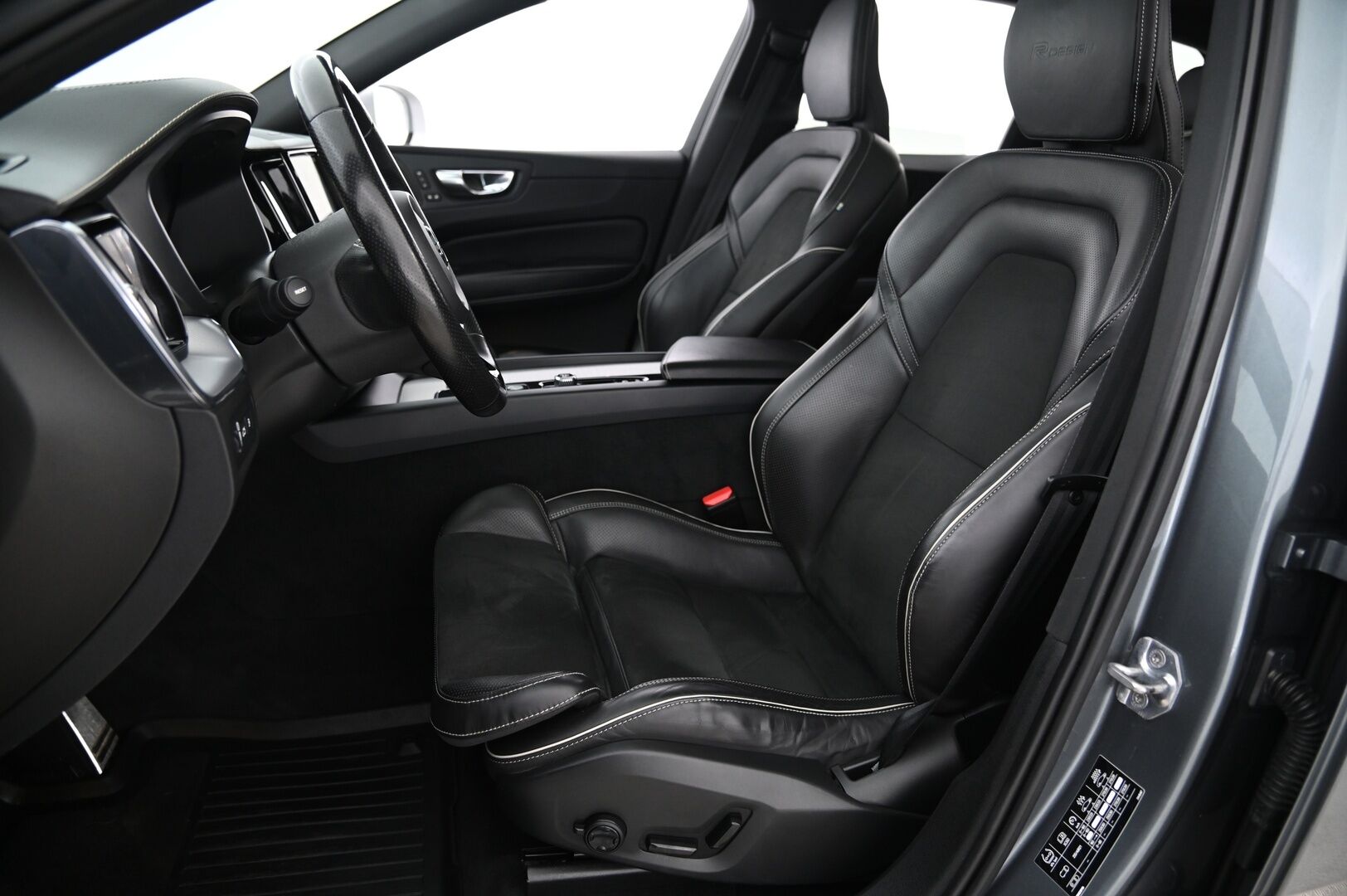 Volvo XC60 2019 T8 AWD R-Design aut *H&K / Panorama / HUD / Muistisähköpenkit / 360 kamera / Koukku / Pa-lämmitin* - Pilot assist / ACC / Bliss / Juuri huollettu / Kessy / 2x renkaat ja vanteet