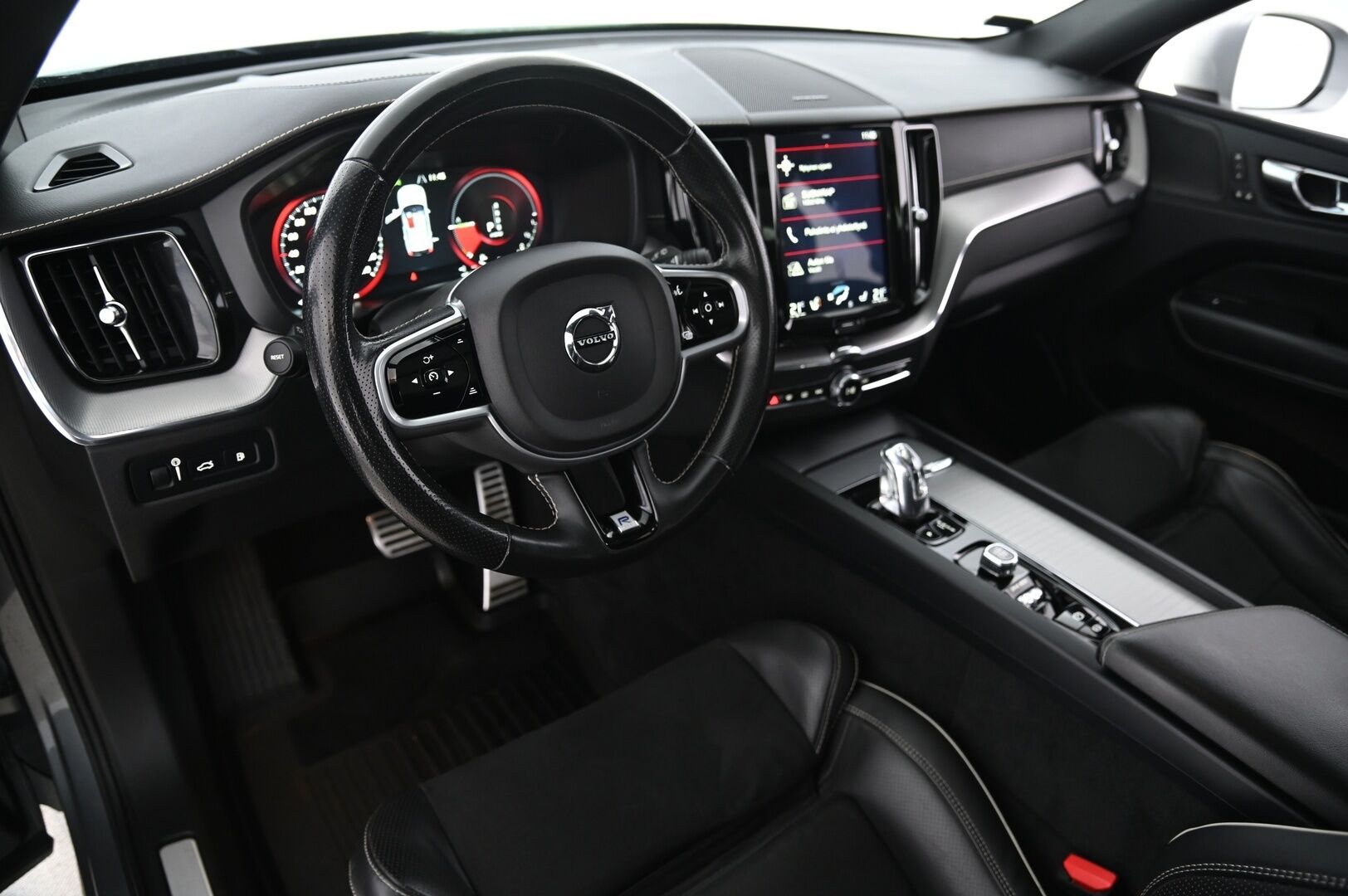 Volvo XC60 2019 T8 AWD R-Design aut *H&K / Panorama / HUD / Muistisähköpenkit / 360 kamera / Koukku / Pa-lämmitin* - Pilot assist / ACC / Bliss / Juuri huollettu / Kessy / 2x renkaat ja vanteet