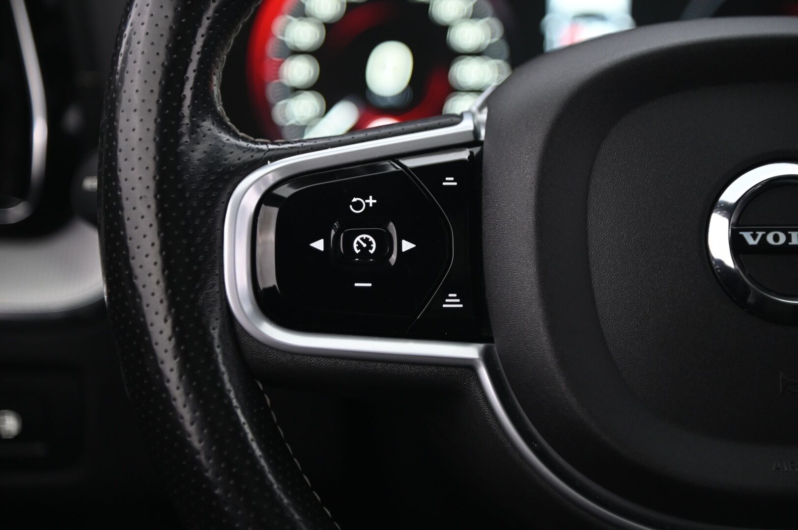 Volvo XC60 2019 T8 AWD R-Design aut *H&K / Panorama / HUD / Muistisähköpenkit / 360 kamera / Koukku / Pa-lämmitin* - Pilot assist / ACC / Bliss / Juuri huollettu / Kessy / 2x renkaat ja vanteet