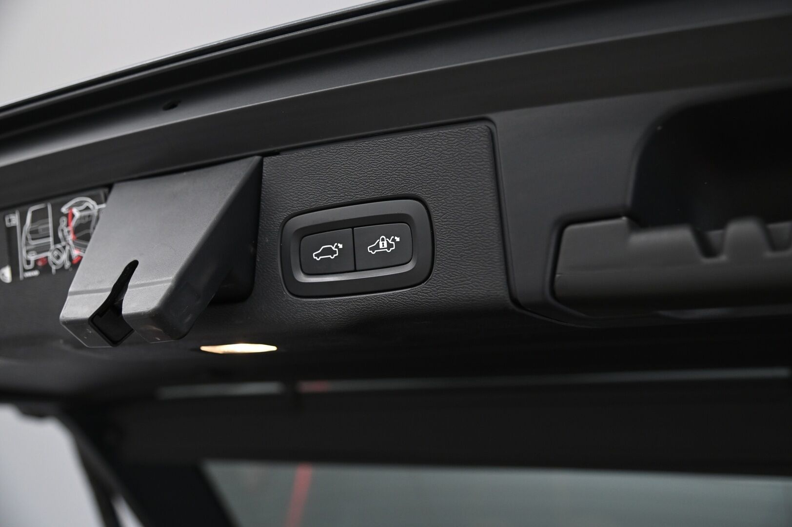Volvo XC60 2019 T8 AWD R-Design aut *H&K / Panorama / HUD / Muistisähköpenkit / 360 kamera / Koukku / Pa-lämmitin* - Pilot assist / ACC / Bliss / Juuri huollettu / Kessy / 2x renkaat ja vanteet