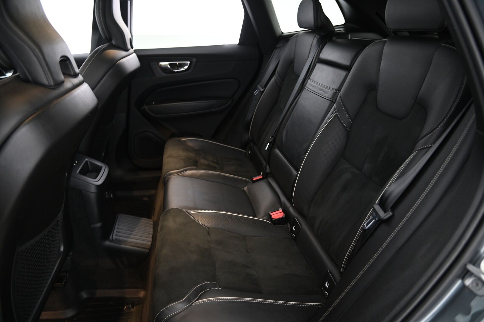 Volvo XC60 2019 T8 AWD R-Design aut *H&K / Panorama / HUD / Muistisähköpenkit / 360 kamera / Koukku / Pa-lämmitin* - Pilot assist / ACC / Bliss / Juuri huollettu / Kessy / 2x renkaat ja vanteet