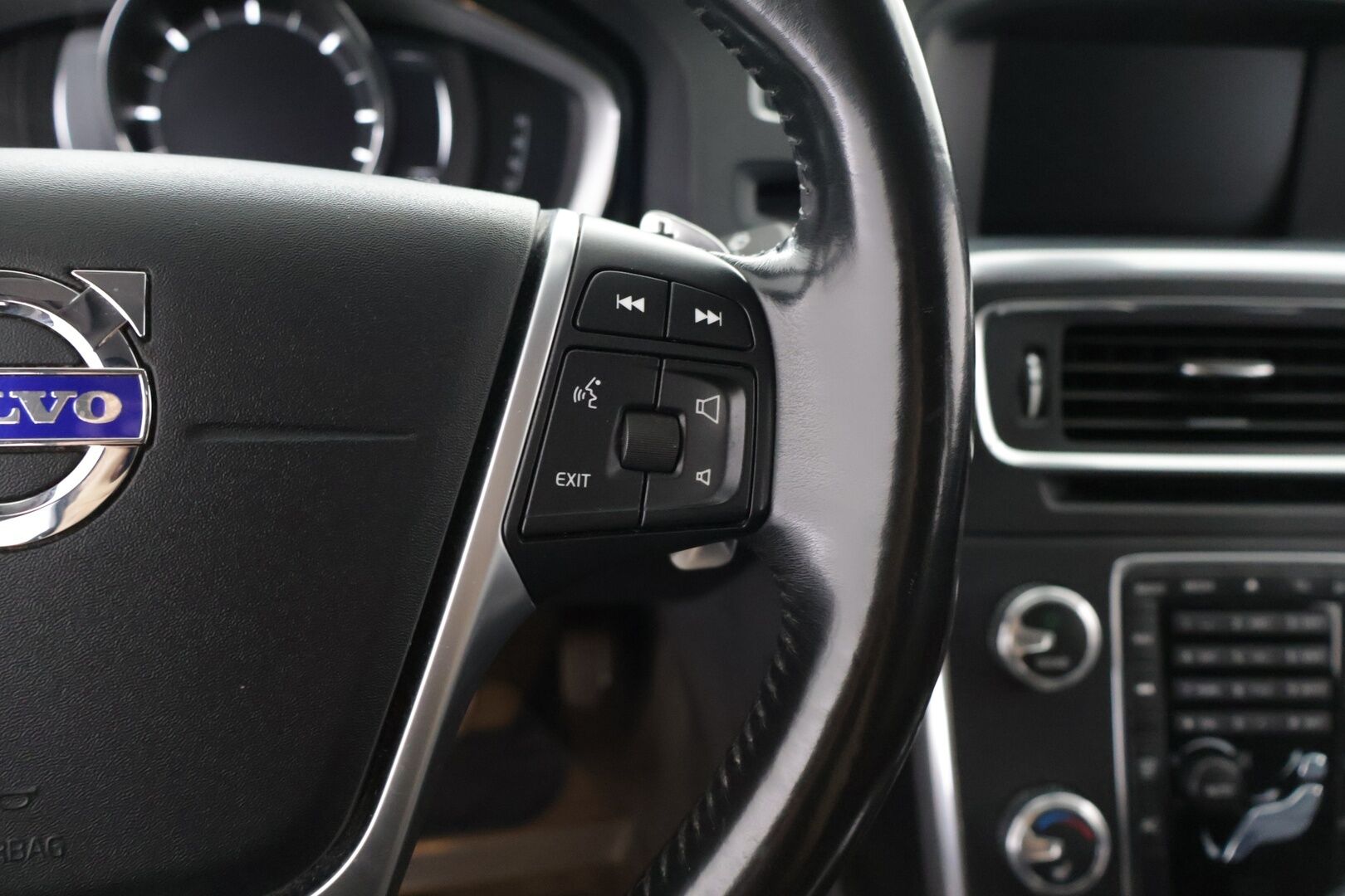 Volvo S60 Cross Country 2017 D4 AWD Business Summum aut - Nahkasisusta | Navi | Webasto | Tutkat | Metalliväri | Sähkösäätöinen istuin muistilla | Ratinlämmitin | Premium Audio | Jakopää tehty
