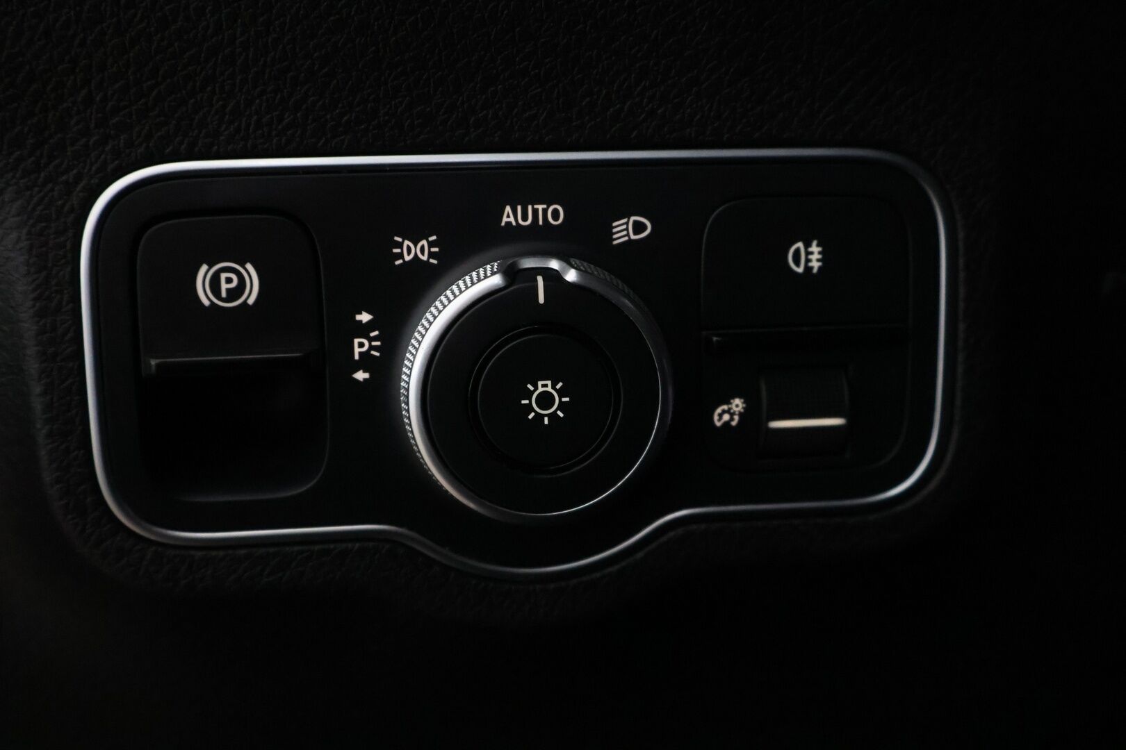 Mercedes-Benz GLB 2021 200 d 4MATIC A Business - 7p | Nahkasisusta | P-kamera | LED High Perf. | Ambient | Digimittaristo | Night paketti
