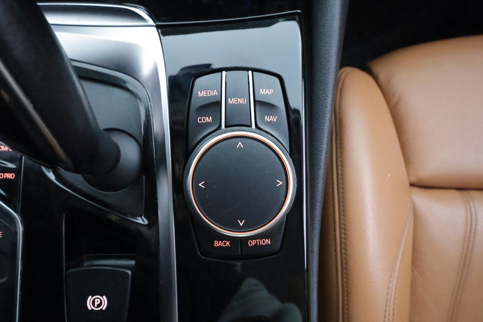 BMW 530 2018 G30 Sedan 530e A iPerformance * Vakkari / HUD / H&K / 360° / Ruskeat sporttinahat / Adapt.LED / Digimittaristo / Navi * - Kahdet renkaat aluvanteilla - HULLUT AVAJAISHULINAT KORKOTARJOUS 3,29 %