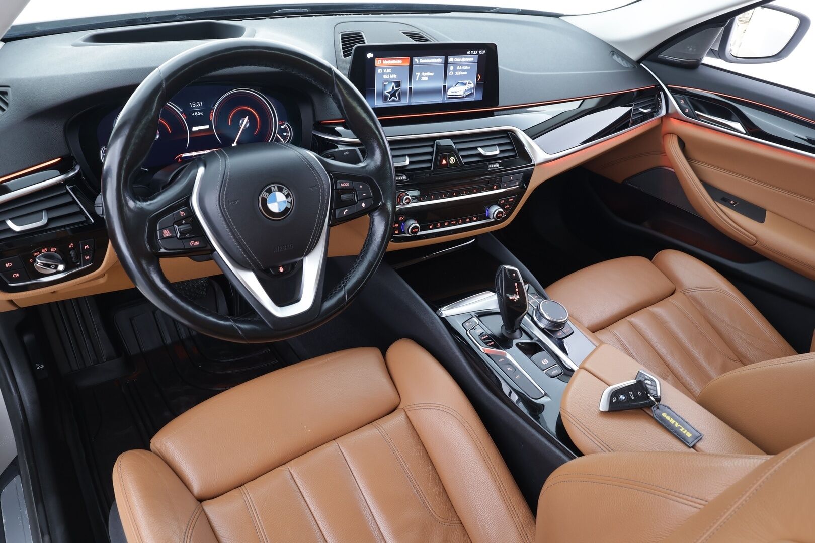 BMW 530 2018 G30 Sedan 530e A iPerformance * Vakkari / HUD / H&K / 360° / Ruskeat sporttinahat / Adapt.LED / Digimittaristo / Navi * - Kahdet renkaat aluvanteilla - HULLUT AVAJAISHULINAT KORKOTARJOUS 3,29 %