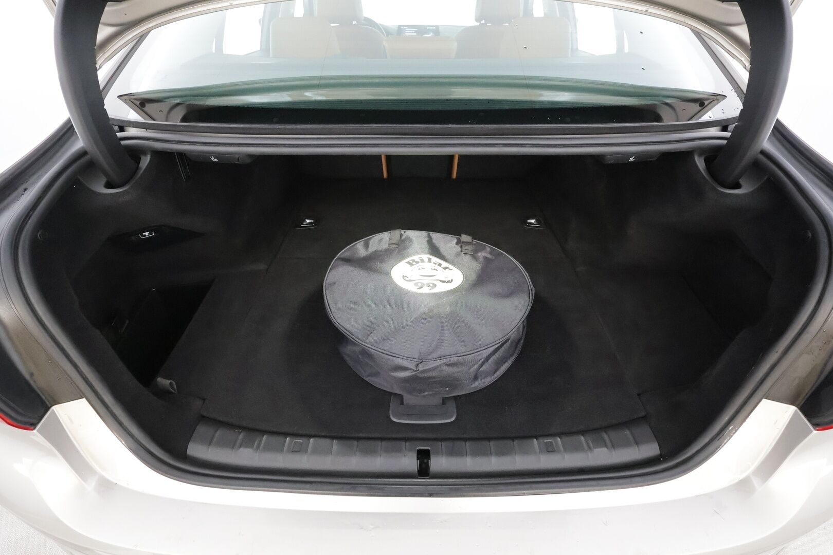 BMW 530 2018 G30 Sedan 530e A iPerformance * Vakkari / HUD / H&K / 360° / Ruskeat sporttinahat / Adapt.LED / Digimittaristo / Navi * - Kahdet renkaat aluvanteilla - HULLUT AVAJAISHULINAT KORKOTARJOUS 3,29 %