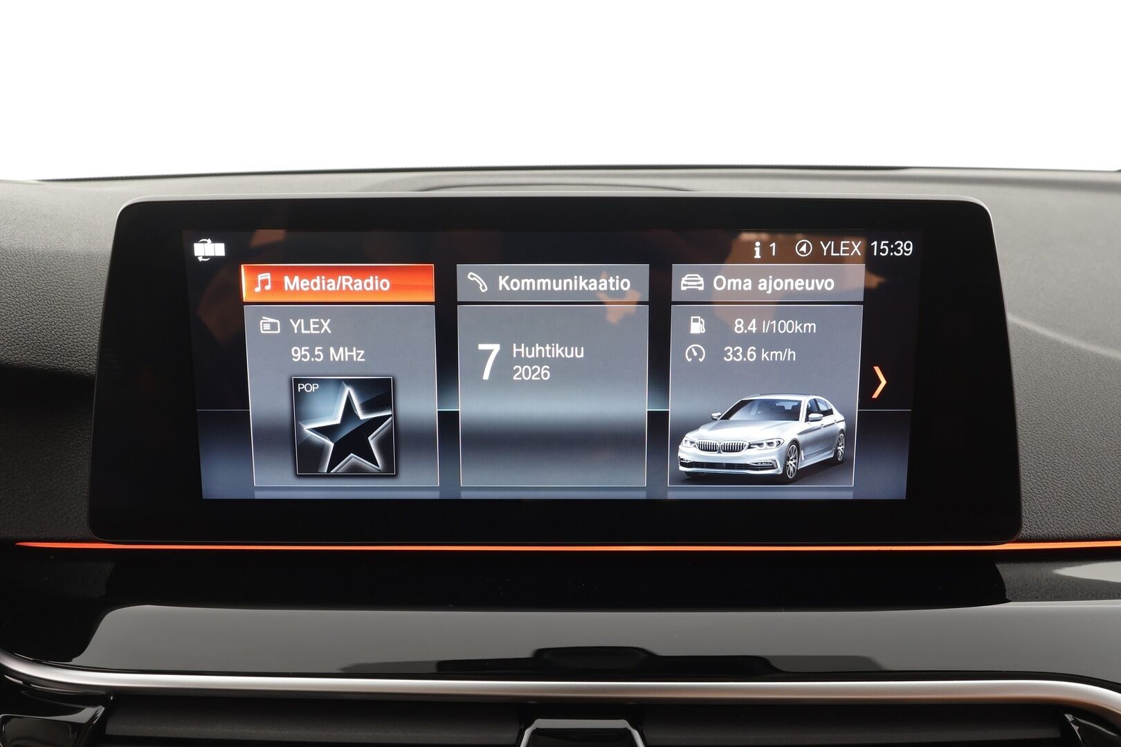 BMW 530 2018 G30 Sedan 530e A iPerformance * Vakkari / HUD / H&K / 360° / Ruskeat sporttinahat / Adapt.LED / Digimittaristo / Navi * - Kahdet renkaat aluvanteilla - HULLUT AVAJAISHULINAT KORKOTARJOUS 3,29 %