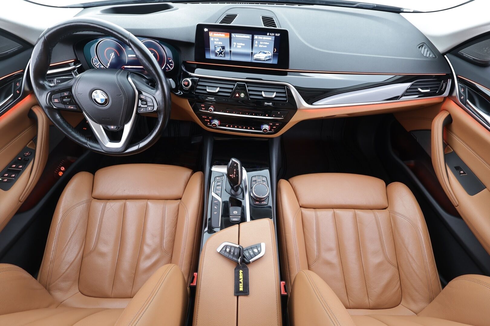 BMW 530 2018 G30 Sedan 530e A iPerformance * Vakkari / HUD / H&K / 360° / Ruskeat sporttinahat / Adapt.LED / Digimittaristo / Navi * - Kahdet renkaat aluvanteilla - HULLUT AVAJAISHULINAT KORKOTARJOUS 3,29 %