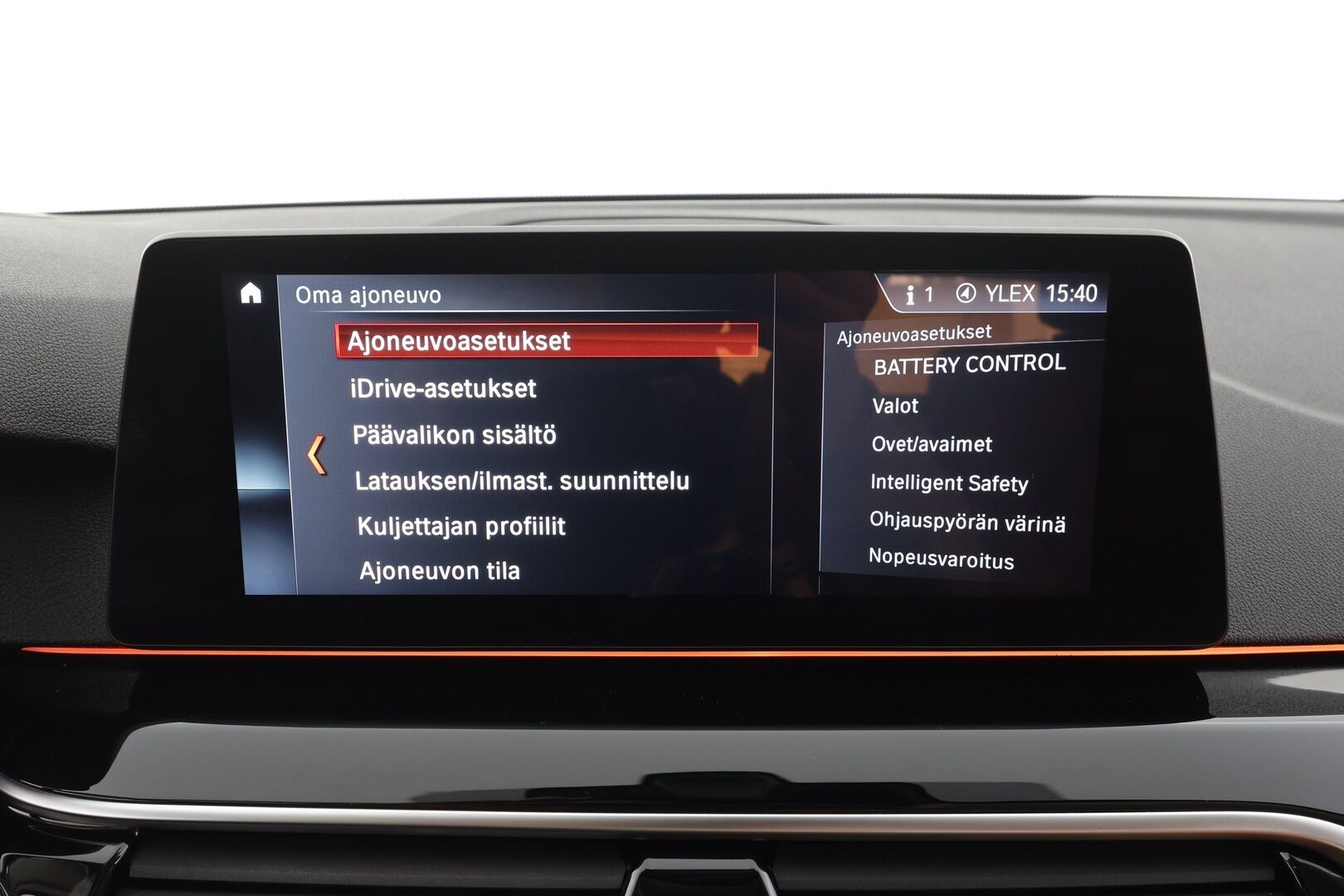 BMW 530 2018 G30 Sedan 530e A iPerformance * Vakkari / HUD / H&K / 360° / Ruskeat sporttinahat / Adapt.LED / Digimittaristo / Navi * - Kahdet renkaat aluvanteilla - HULLUT AVAJAISHULINAT KORKOTARJOUS 3,29 %