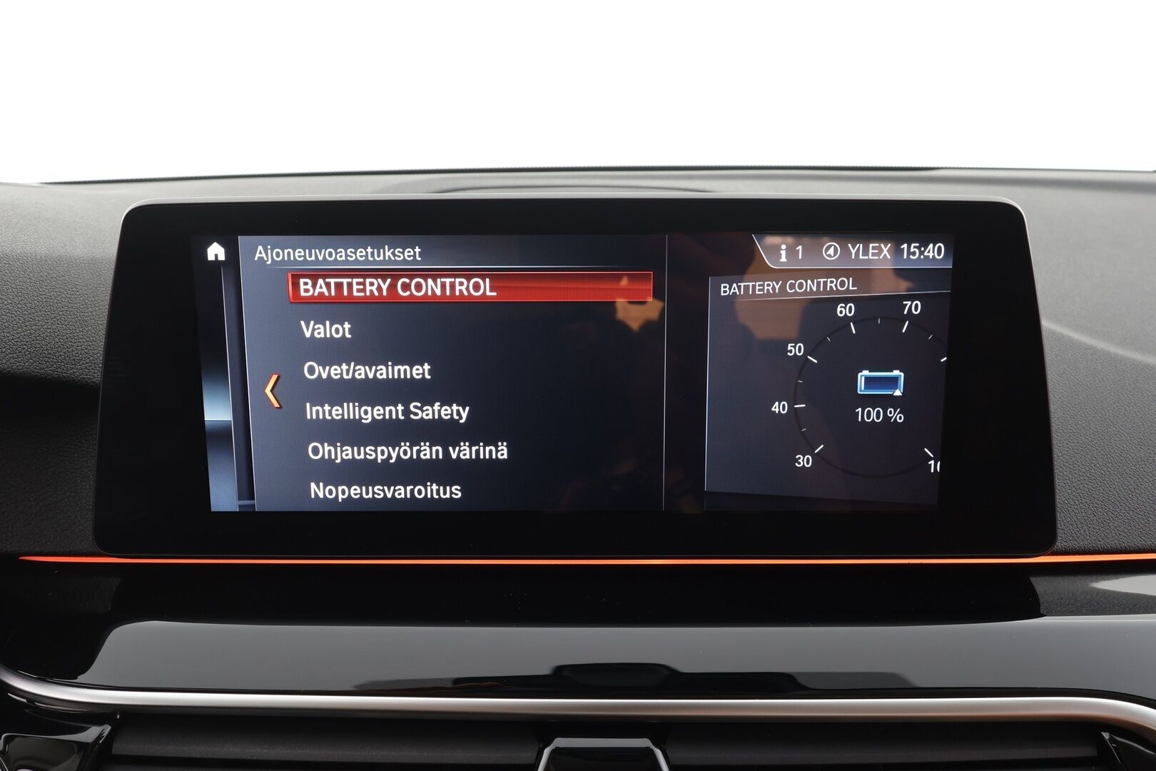 BMW 530 2018 G30 Sedan 530e A iPerformance * Vakkari / HUD / H&K / 360° / Ruskeat sporttinahat / Adapt.LED / Digimittaristo / Navi * - Kahdet renkaat aluvanteilla - HULLUT AVAJAISHULINAT KORKOTARJOUS 3,29 %